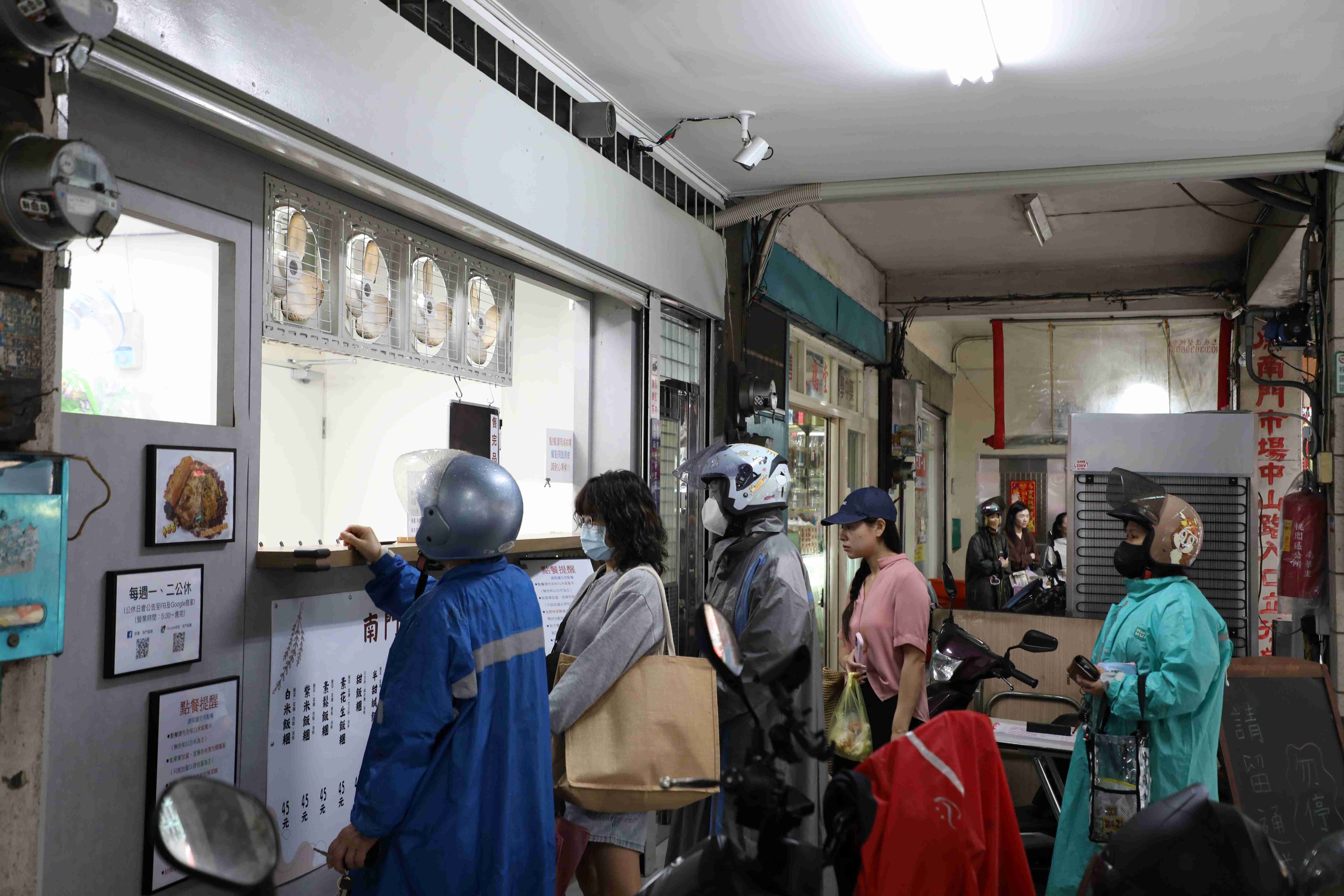賣完即止的「南門飯糰」也是一家要搶貨的老店。