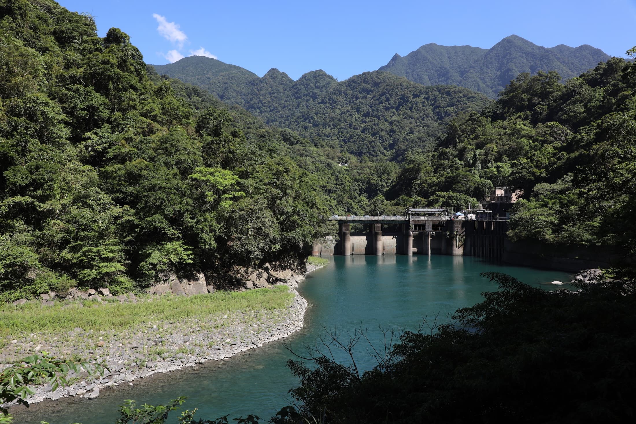 當水波平靜時,望向羅好水壩,能欣賞翠綠山林倒映於潭面上。