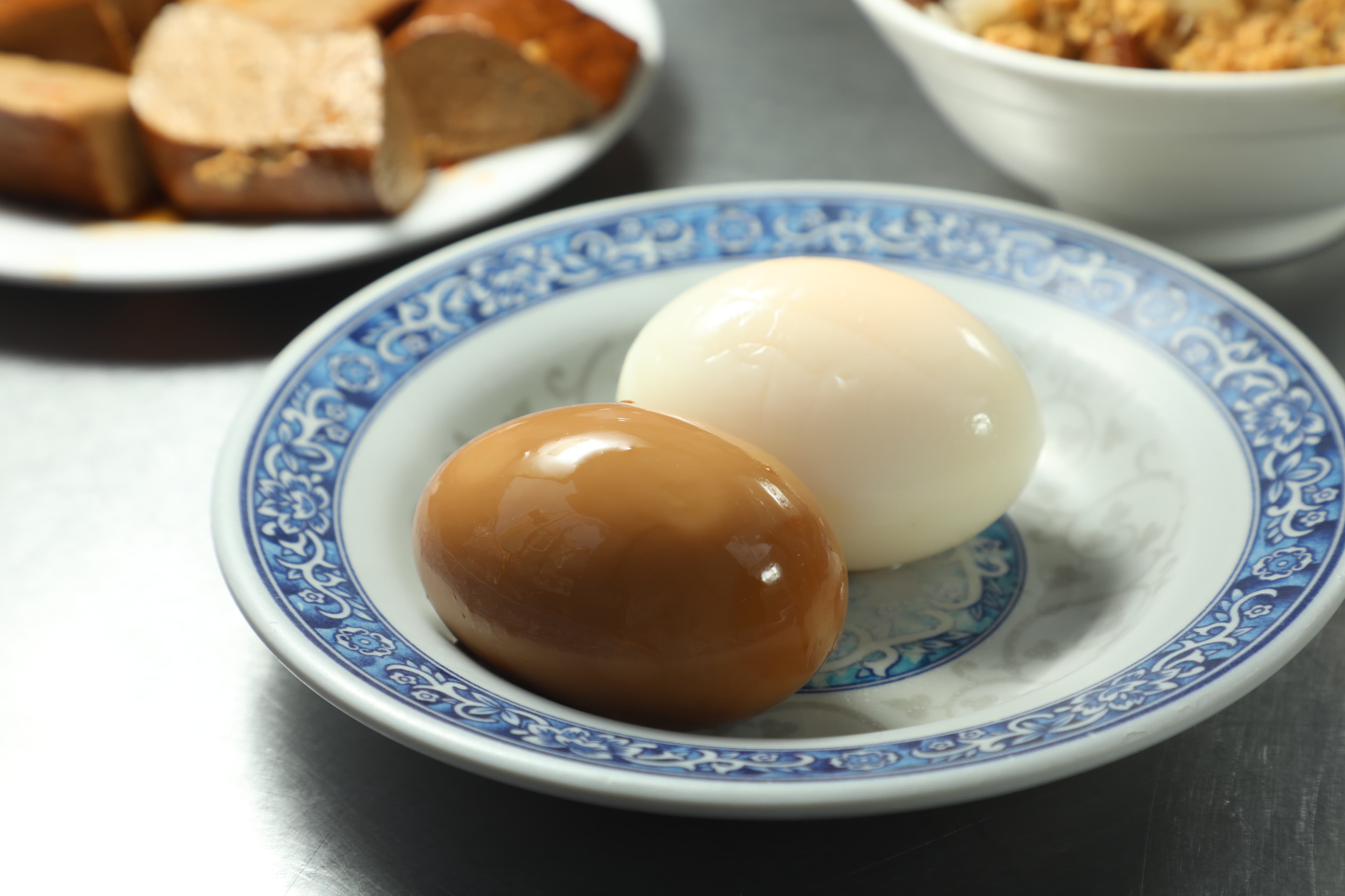 夠味的「滷蛋」和老闆娘特製的溏心「黃金蛋」也是必點的品項。(皆20元/個)
