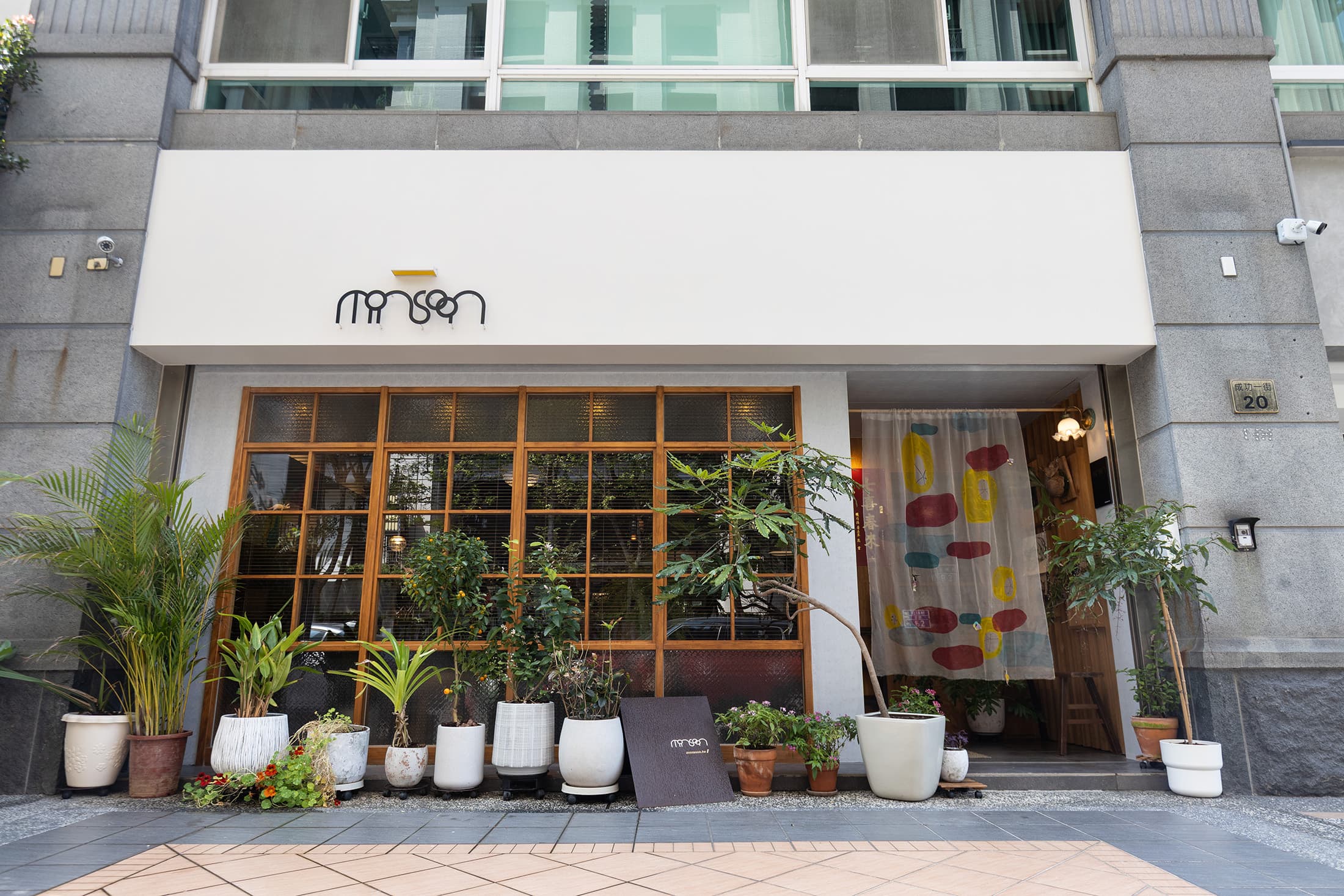 「monsoon」餐廳位於竹北高鐵特區旁。