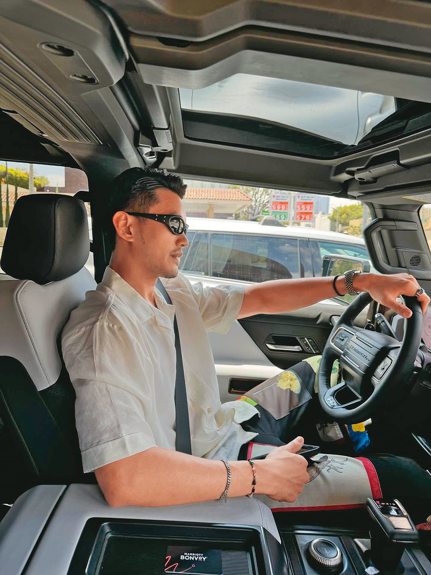 Jony Su外型帥氣,社群上呈現開豪車的高端形象。(翻攝自Threads)