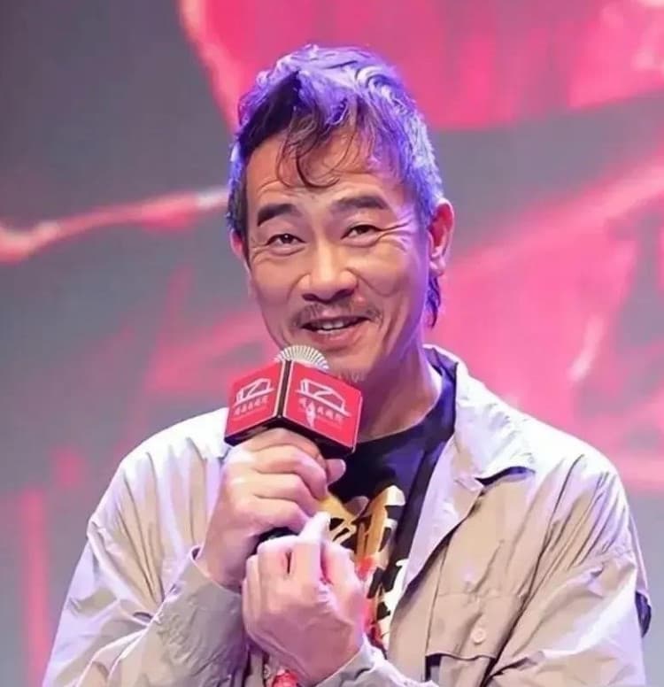 網友毒舌陳小春外貌斷崖式的衰老,雖然才57歲,可是看起來像80幾歲。(翻攝微博)