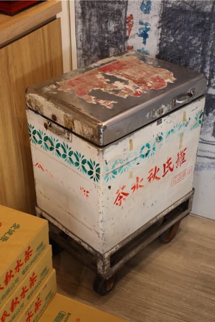 當年賣涼茶的保溫鐵箱如今仍在店裡見證歷史。