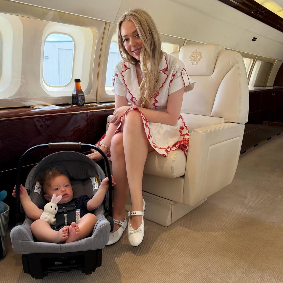 蒂芬妮帶著兒子搭私人飛機。(翻攝tiffanytrump IG)