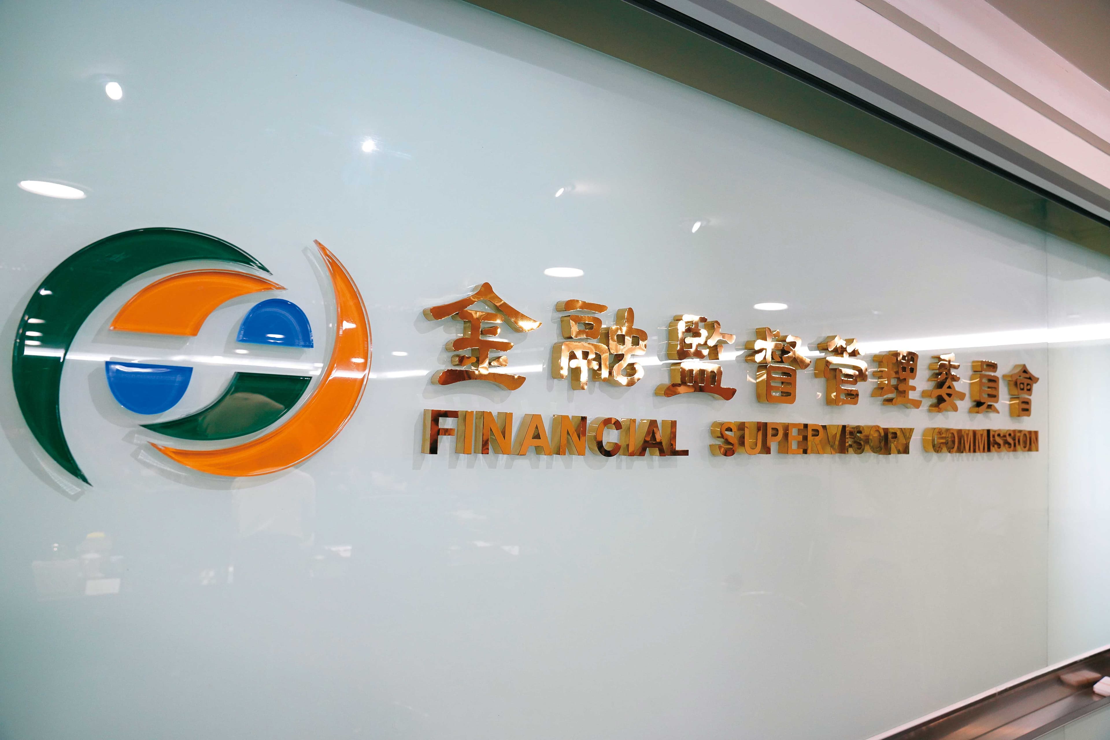 國泰金控2位獨立董事王儷玲、吳當傑,曾任金管會主委、副主委,遭疑面對董事長兼職爭議及公司治理失靈,為何未能及時提出警訊、發揮監督功能。