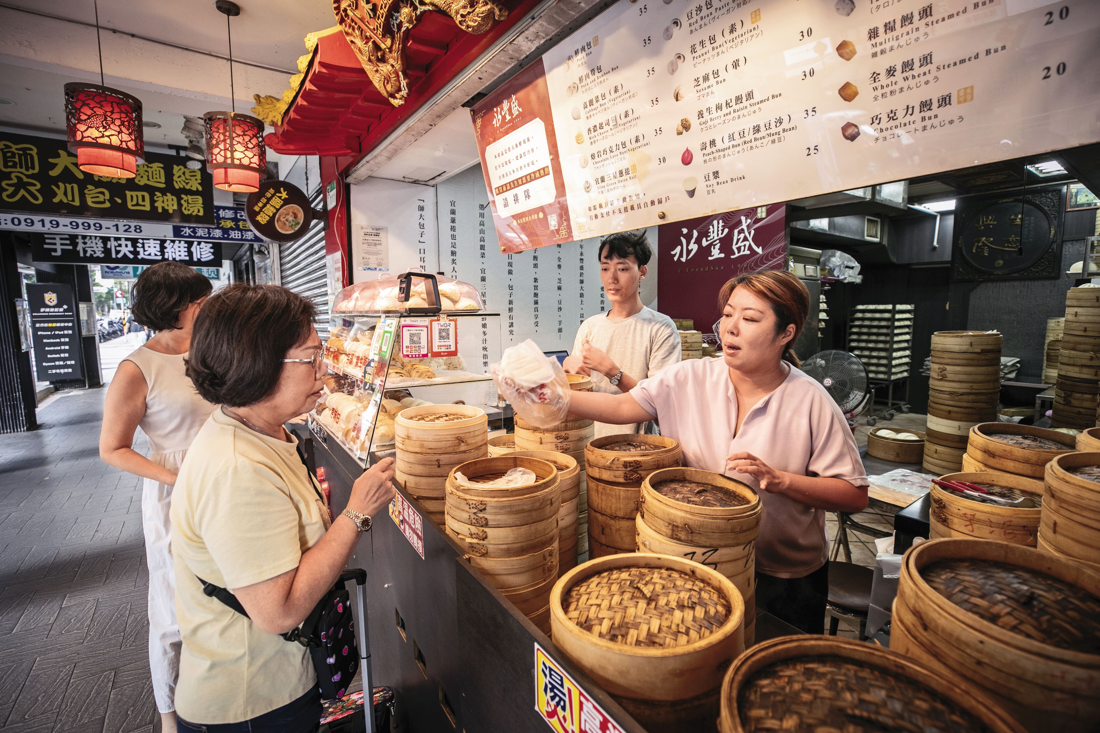 蒸台設於店門口是包子店常見作法,永豐盛以訂製竹籠蒸製保溫,讓麵點增添竹香,藉此吸引過路客。