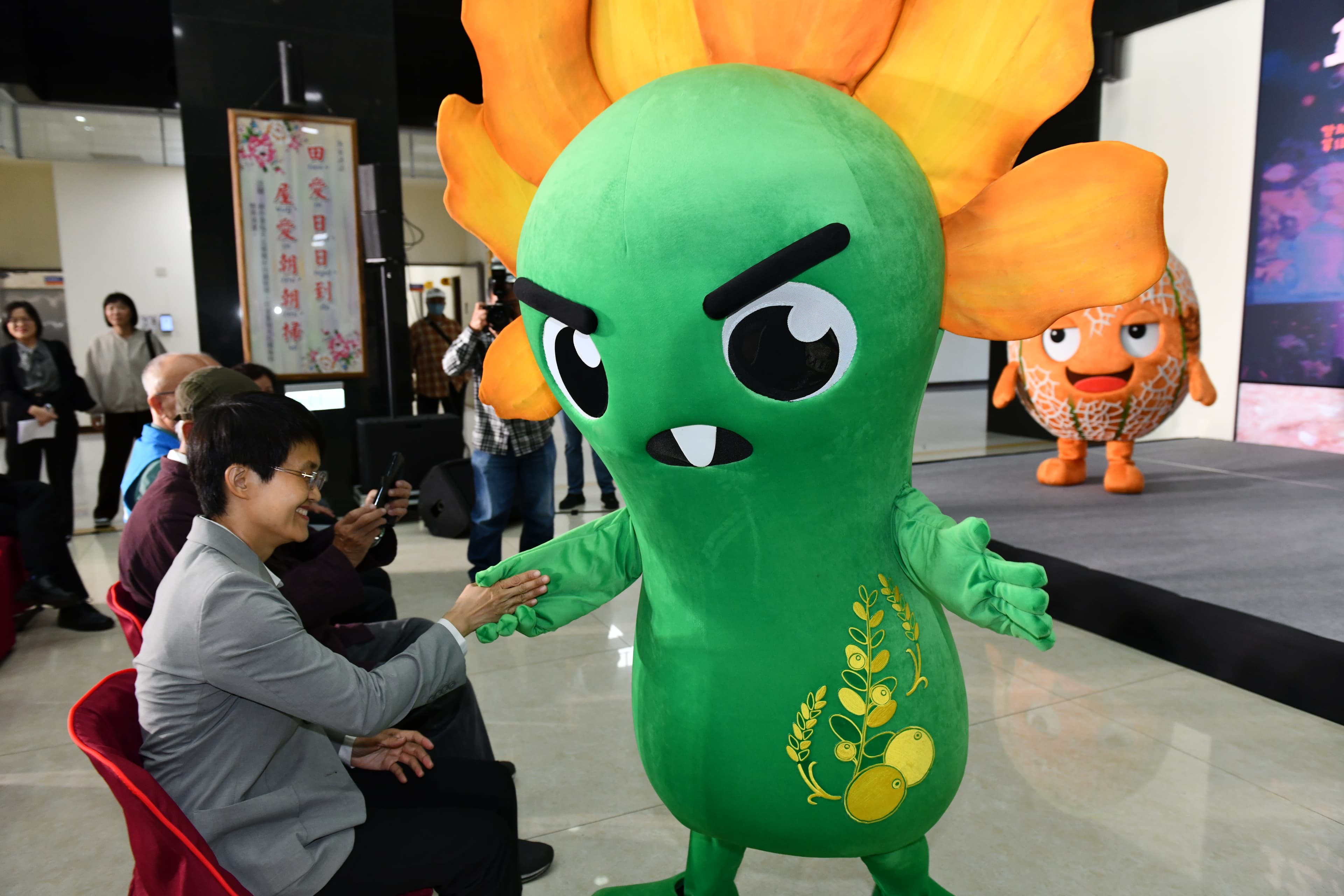 小黃瓜與客委會古秀妃主委打招呼。(紙風車劇團提供)