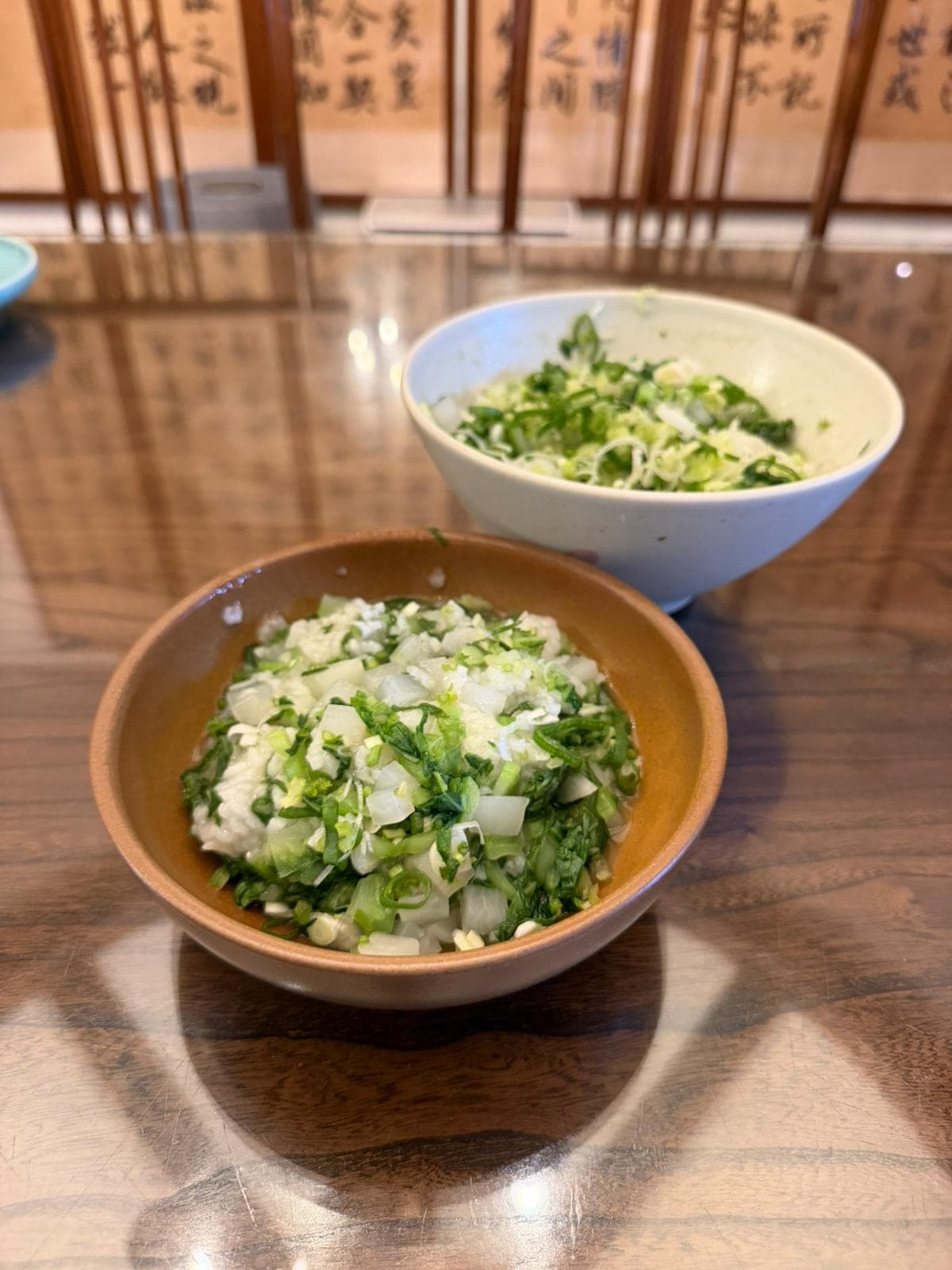 將煮蘿蔔青菜的小鍋食材倒入碗中,拌勻,再把芹菜、蒜苗、香菜、青蔥末放入碗中,稍事攪拌,即是好吃的不得了的七菜粥。