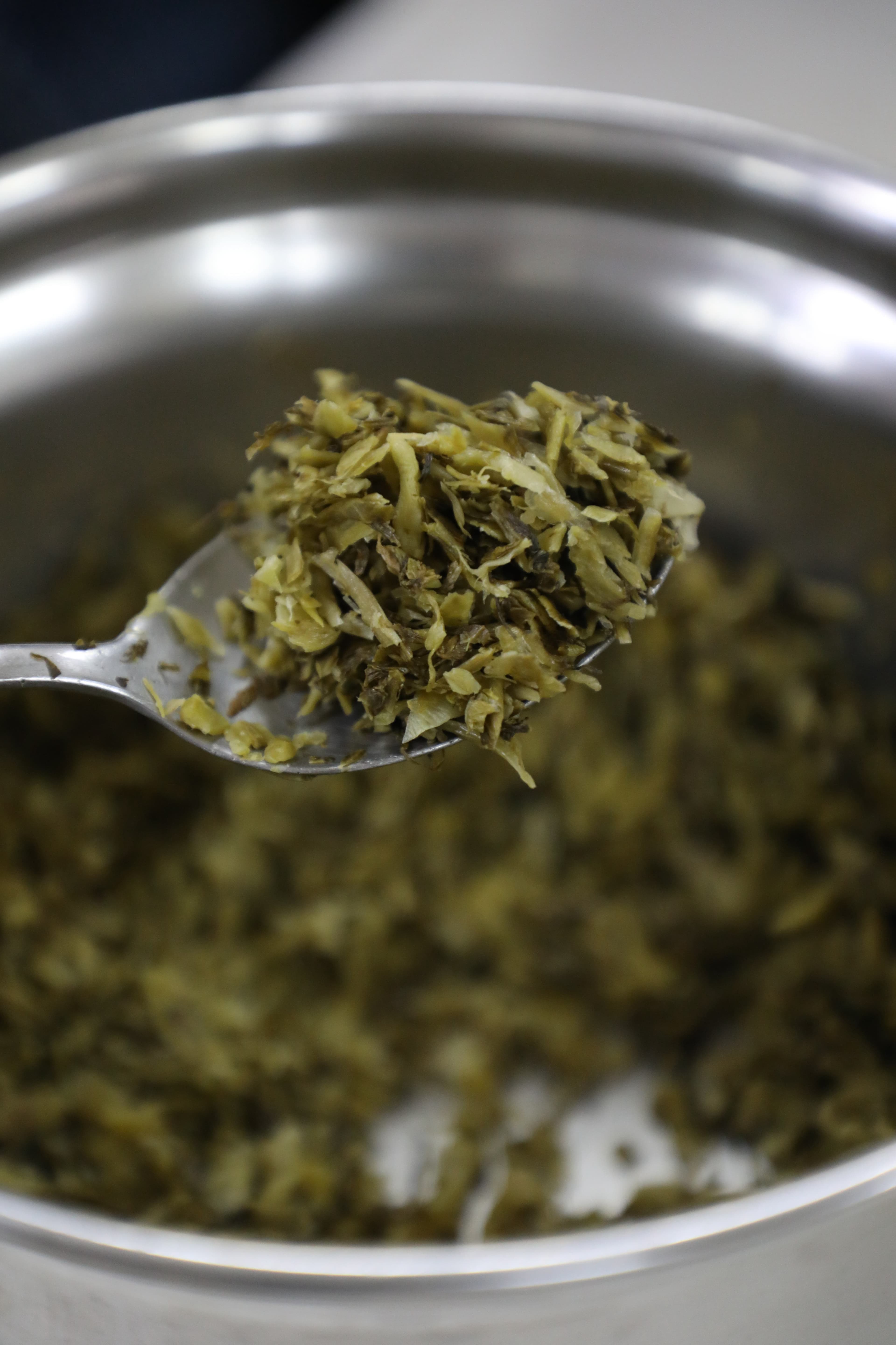 老王記提供的免費酸菜切得很細,不少熟客還沒動筷,就先舀上一大匙。