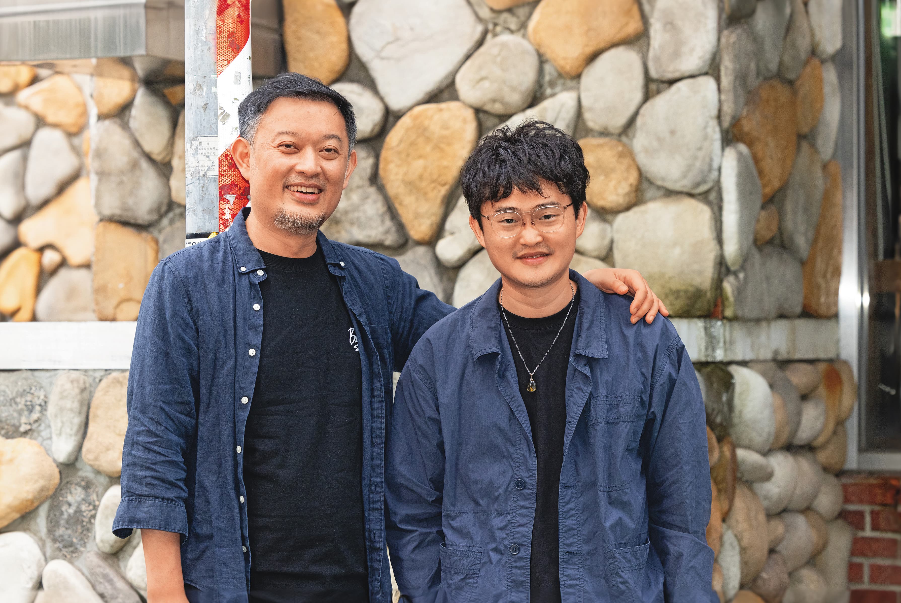 導演謝駿毅（左）與視效總監嚴振欽（右）合作將漫畫家伊藤潤二作品轉化為真人影集。