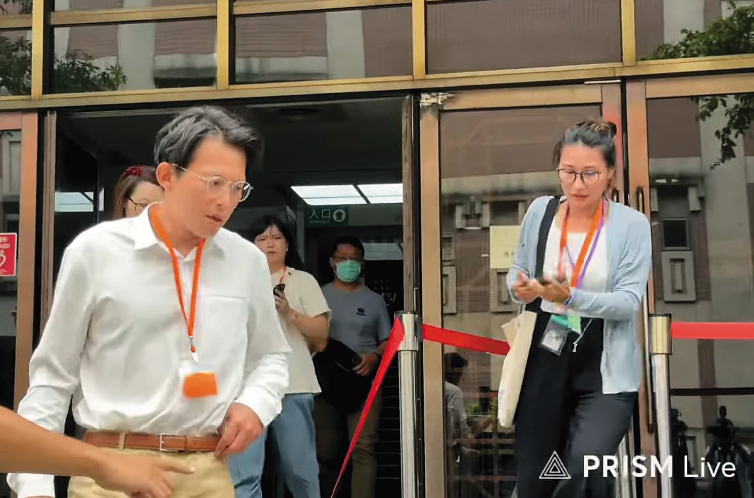 中央社前記者謝幸恩(右)與黃國昌(左)互動頻繁,被控以筆名蕭依依兼職撰稿,遭中央社控告涉及背信罪。(翻攝DearNaNa YT直播)