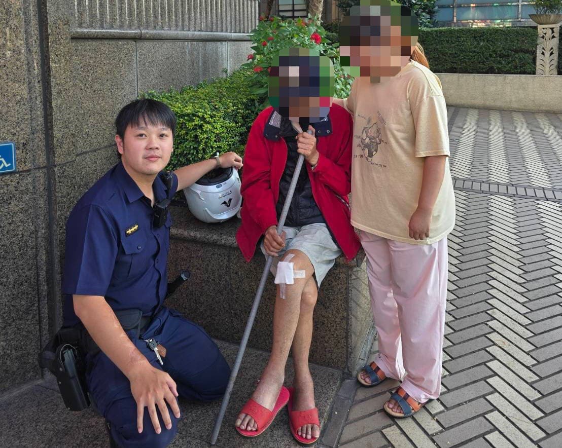 老翁不慎路倒，經警方協助聯繫其孫女到場助其返家。