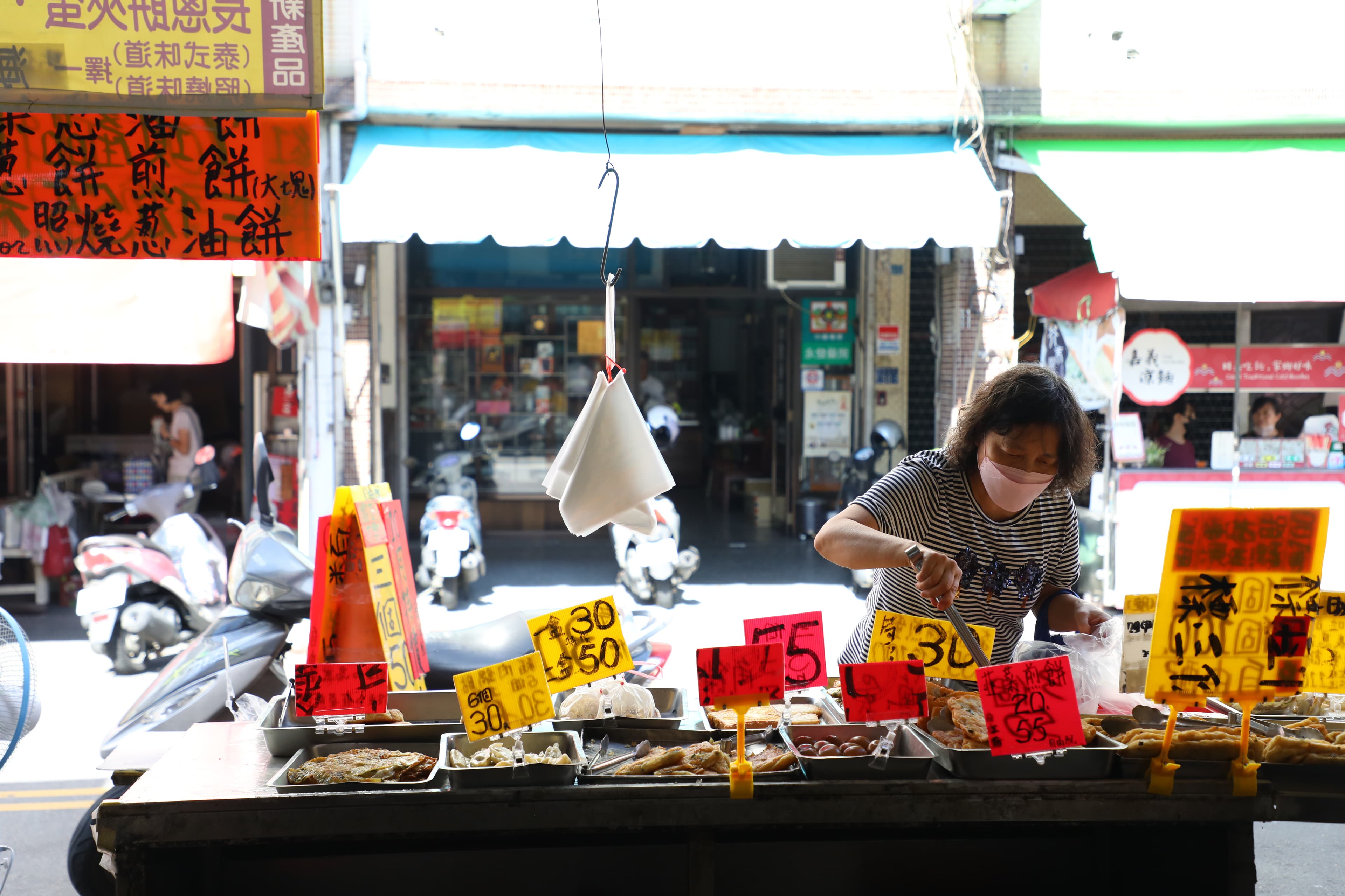 攤子上明碼標價,早餐品項豐富多元。