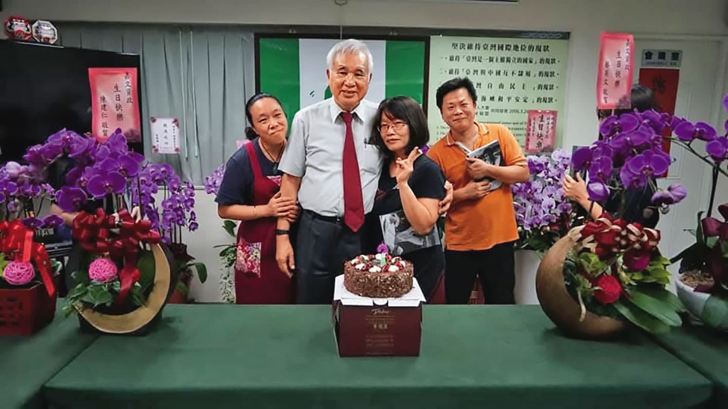 總統府資政姚嘉文(左2)的辦公室就在珍品小館後面,他經常來吃飯,彼此建立了情誼。(珍品小館提供)