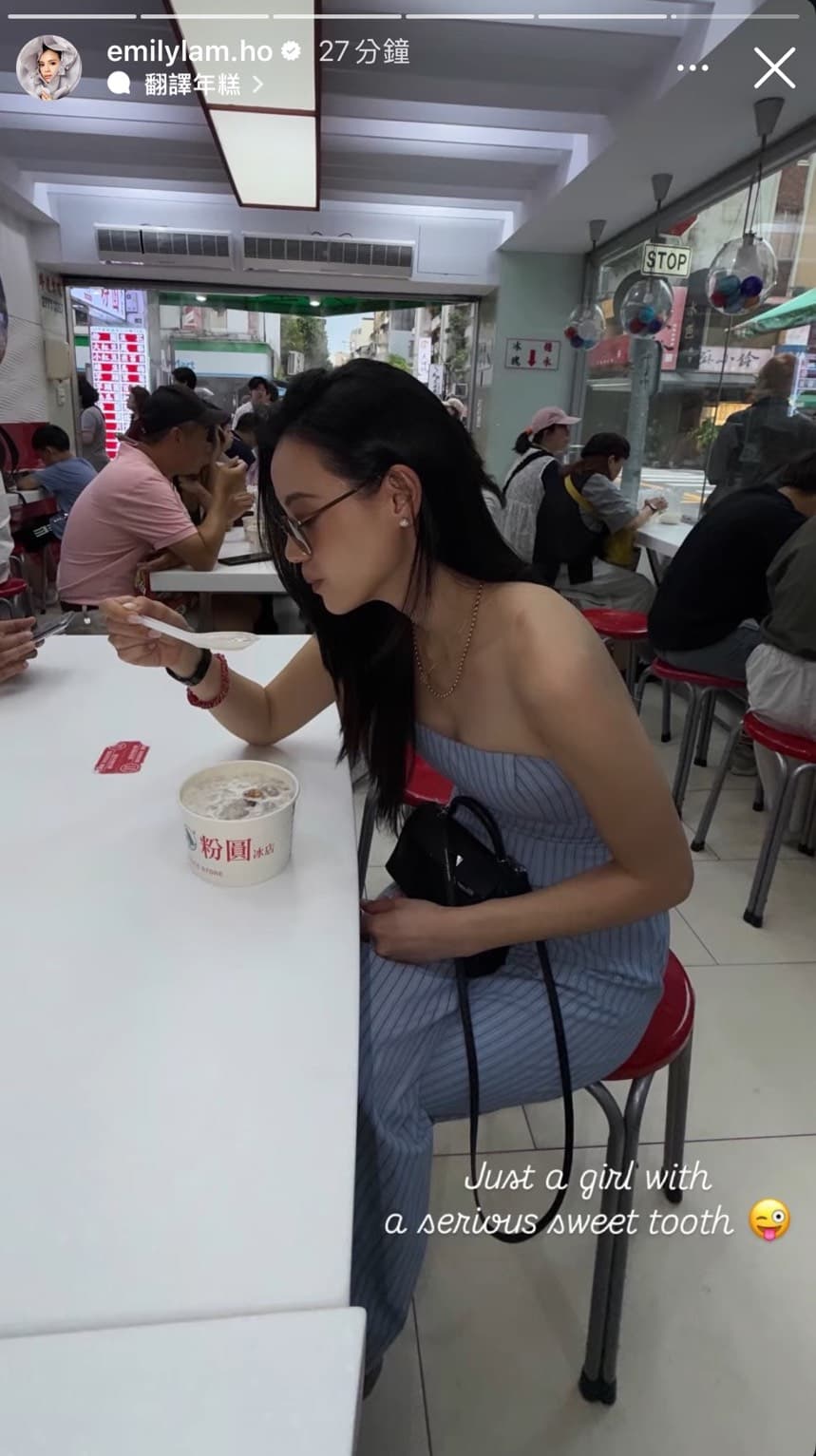 林恬兒坐在店內享用東區粉圓,表示自己是個「超級愛吃甜食的女孩」。(翻攝emilylam.ho IG)