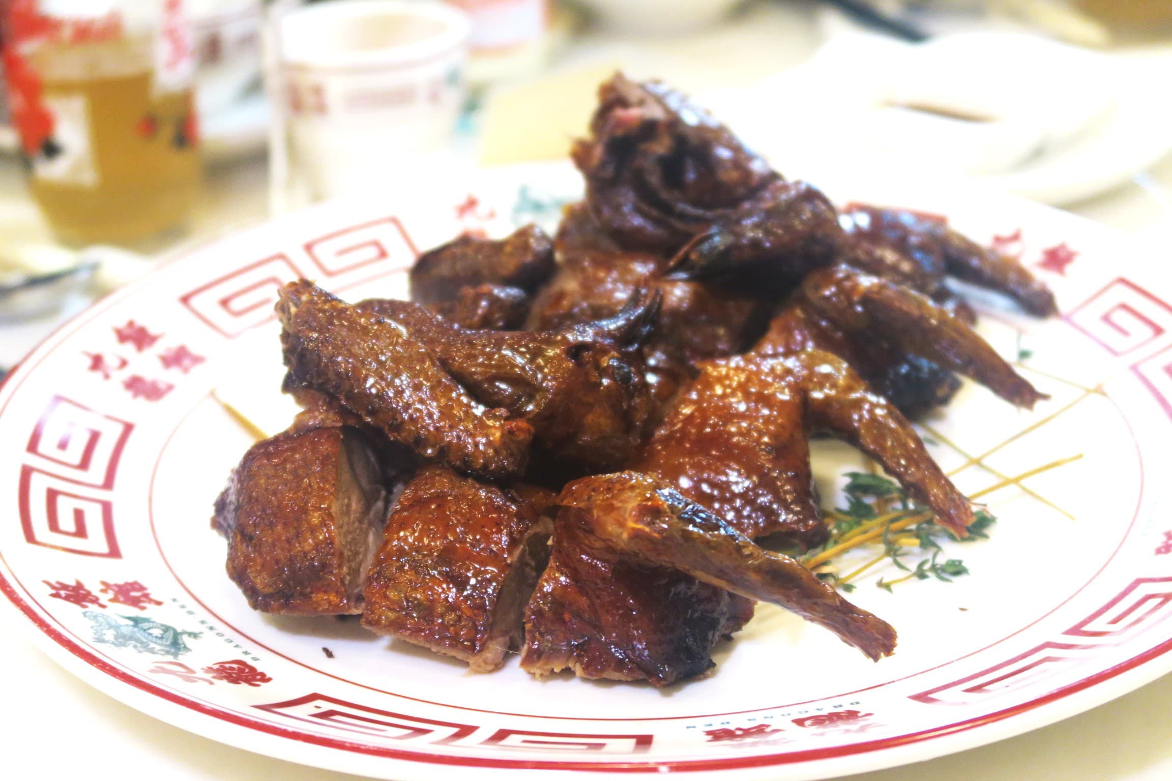 「梨木煙燻熟成乳鴿皇」經過風乾熟成,風味更濃縮。(港幣168元/份,約NT$681)