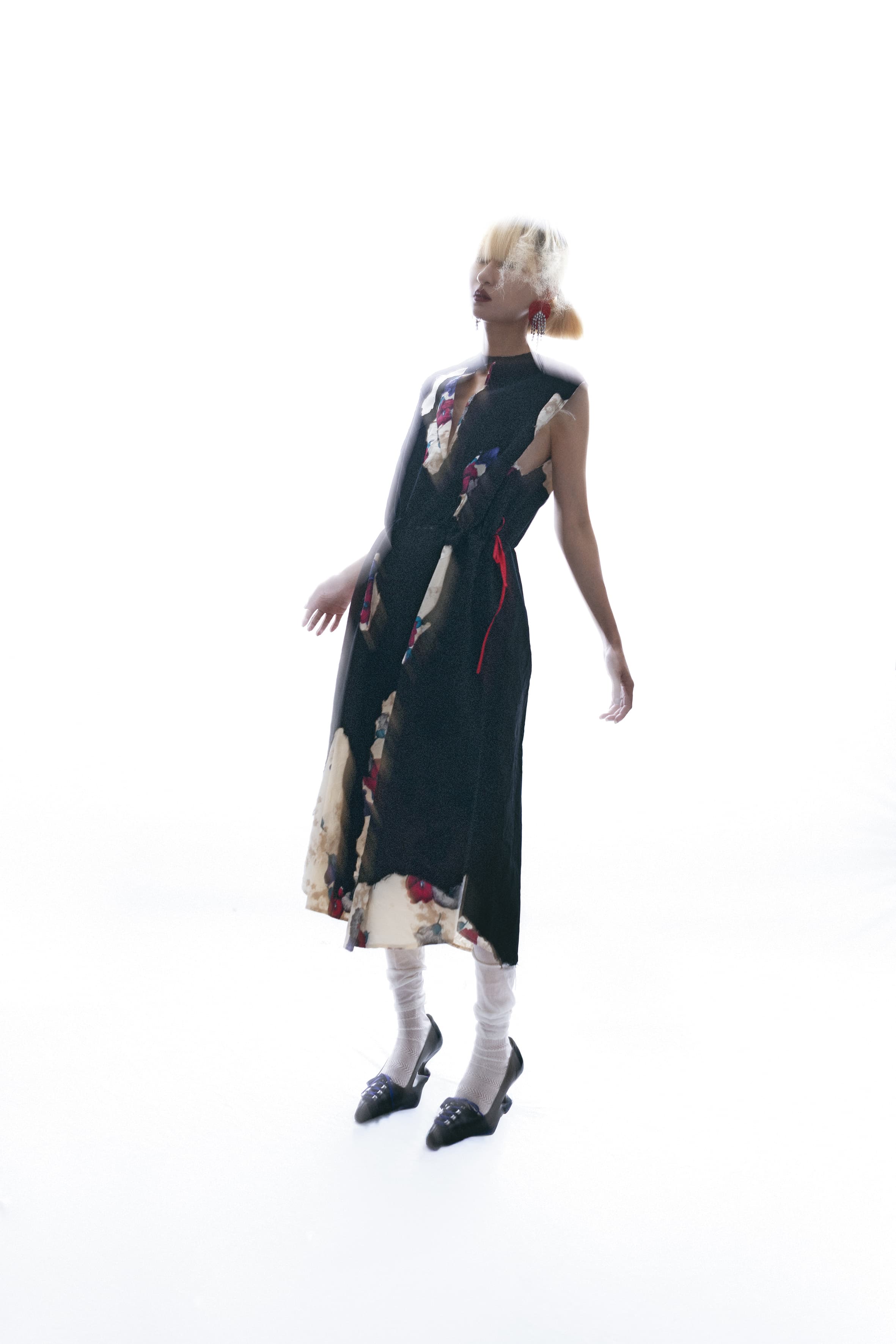燒花洋裝 價格店洽 by PRADA;紅色火鶴耳環 NT$790 by ZARA;刺繡裝飾長襪 價格店洽 by PRADA;黑色裝飾仿舊高跟鞋 價格店洽 by PRADA。