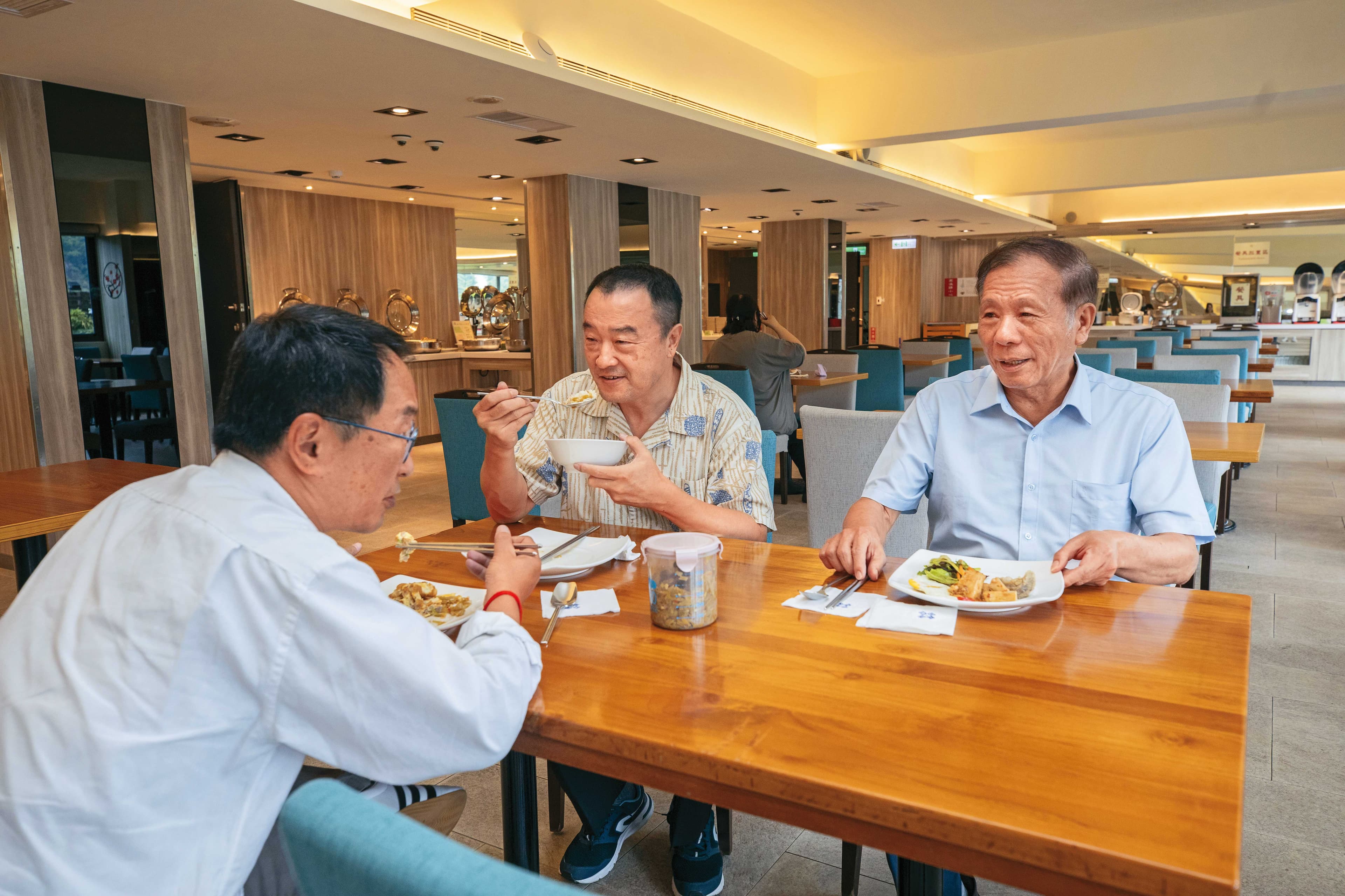 沒有大老闆架子,劉清郎(右1)和飯店同仁一起吃員工餐。