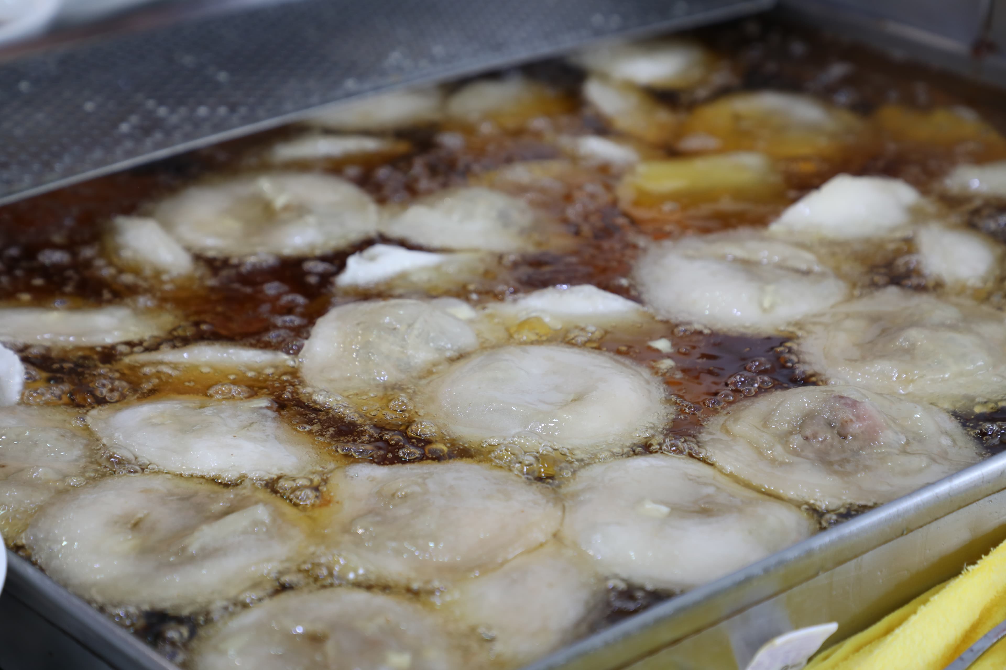 油鍋𥚃泡著如白玉般的肉圓，令人食指大動。