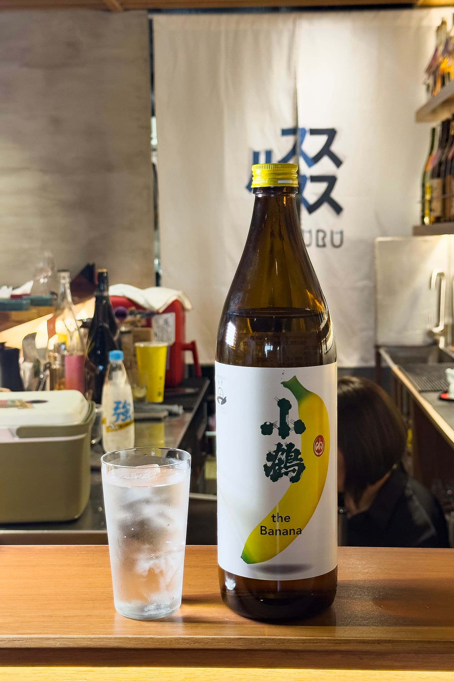 「小鶴The Banana」以白葡萄Sauvignon Blanc酵母結合黃金千貫地瓜釀造,形成香蕉般柔和果香與酸甜平衡感。
