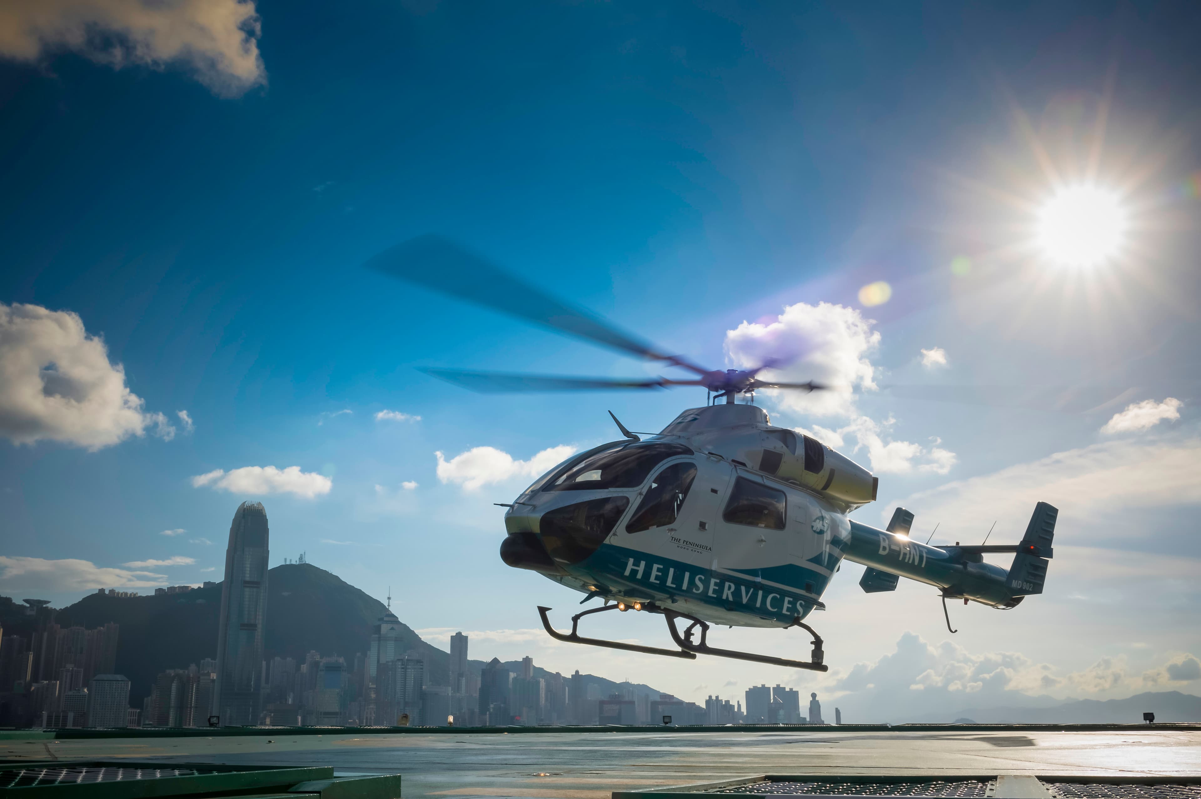 香港半島直升機由Heliservices營運,採雙引擎MD902 Explorer,可容納6名VIP乘客,直達酒店天台。(半島酒店提供)