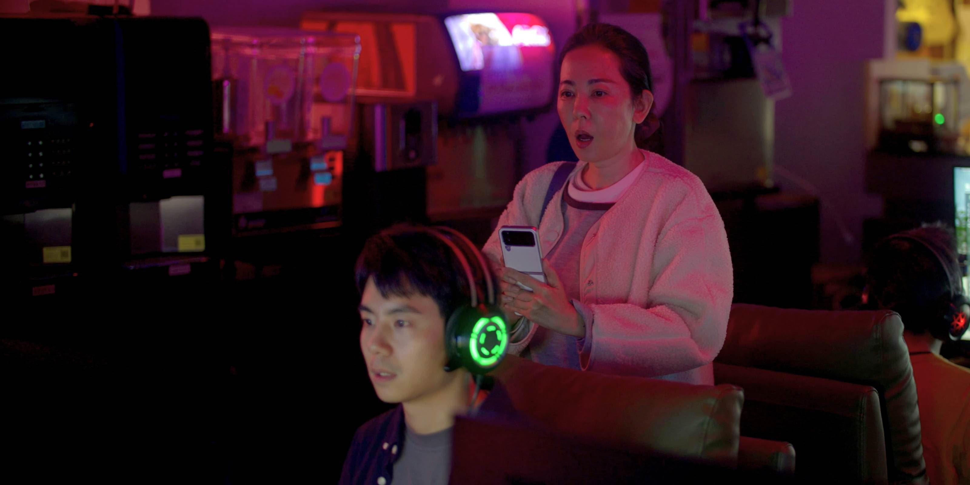 學生劇展《開始》 女星況明潔(後)飾演阿嬤,拜師林書函(前)飾演電競高手「書瑋」。公視