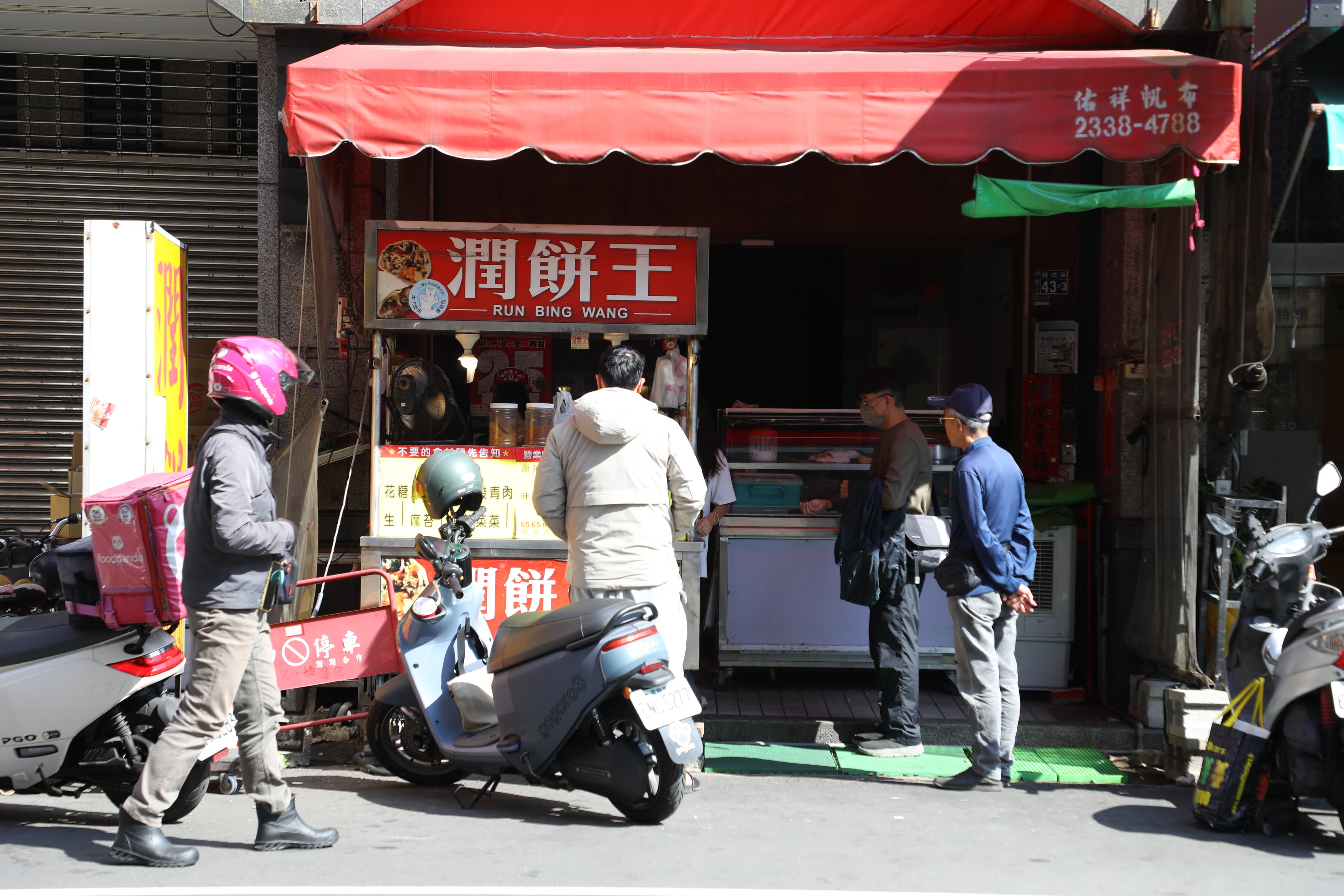 位於西區精誠路上的「潤餅王」,號稱是全台尺寸最大的巨無霸潤餅,大胃王也吃得飽。