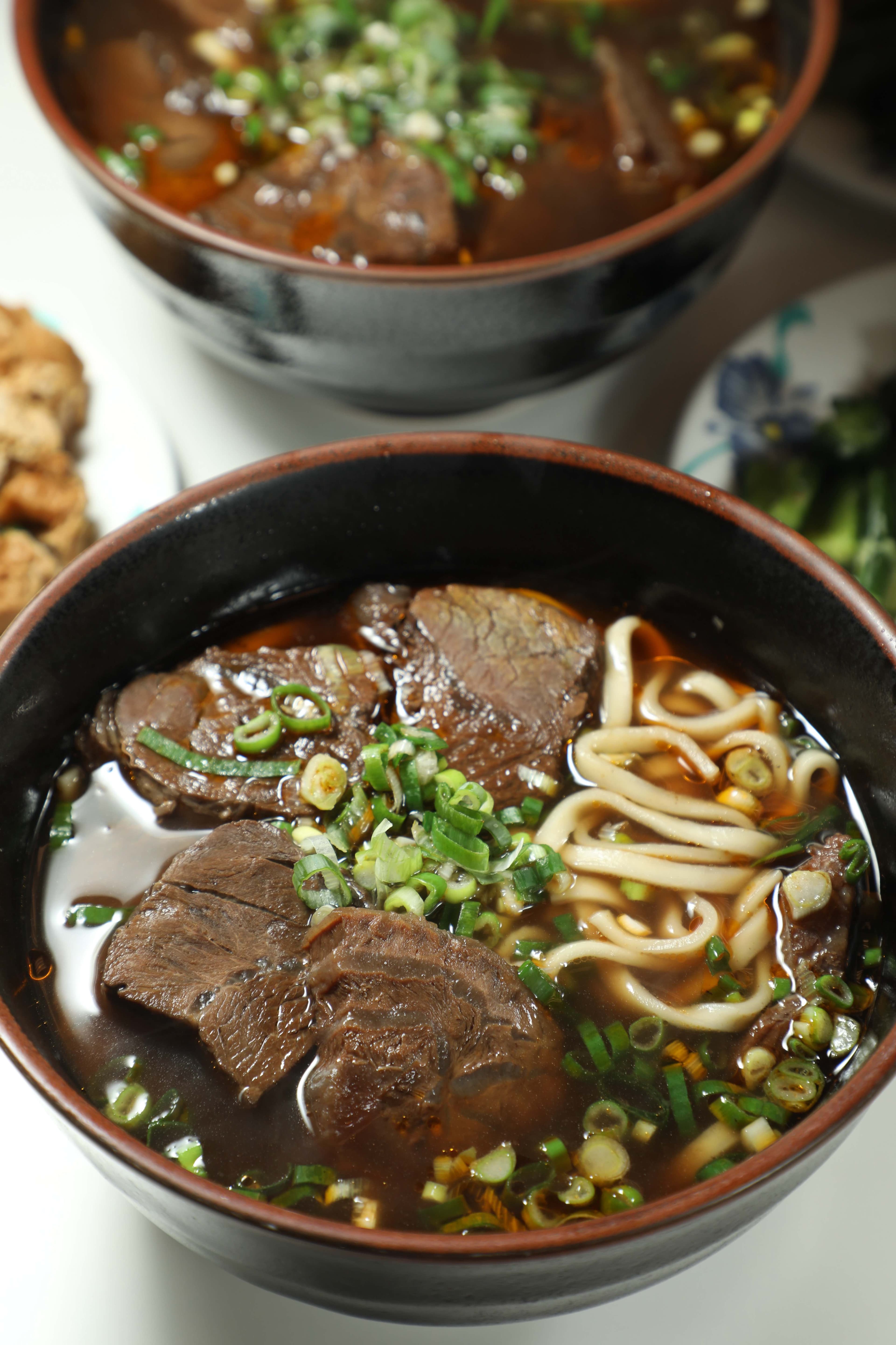 「牛肉麵」有分大、中、小碗,選用巴拉圭牛腱肉燉煮至軟嫩入味,搭配以大骨與豆瓣醬熬製的湯頭。(190元/小碗)