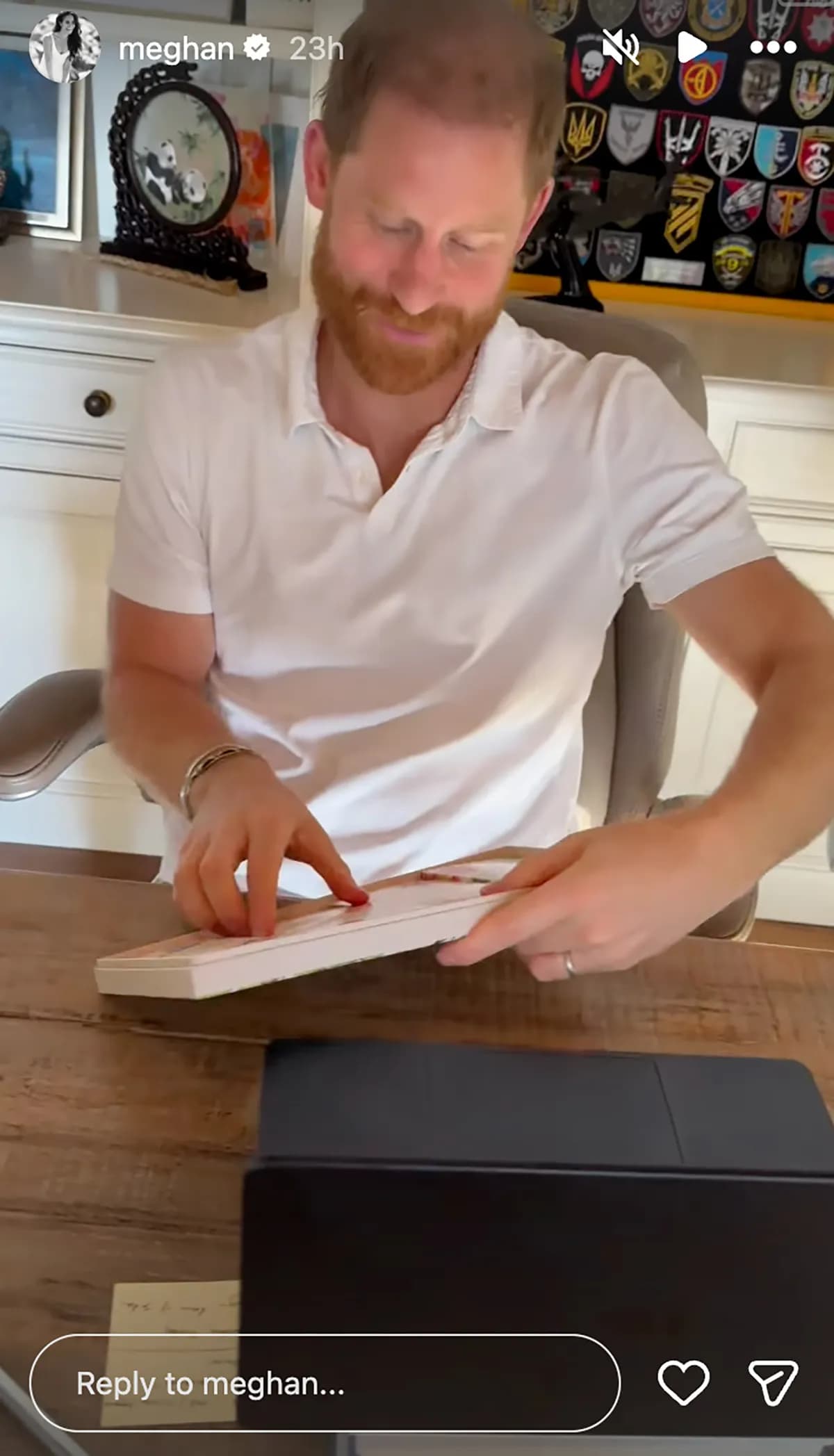 哈利在書房拆開巧克力的瞬間,被梅根拍下來。(翻攝 meghan IG)