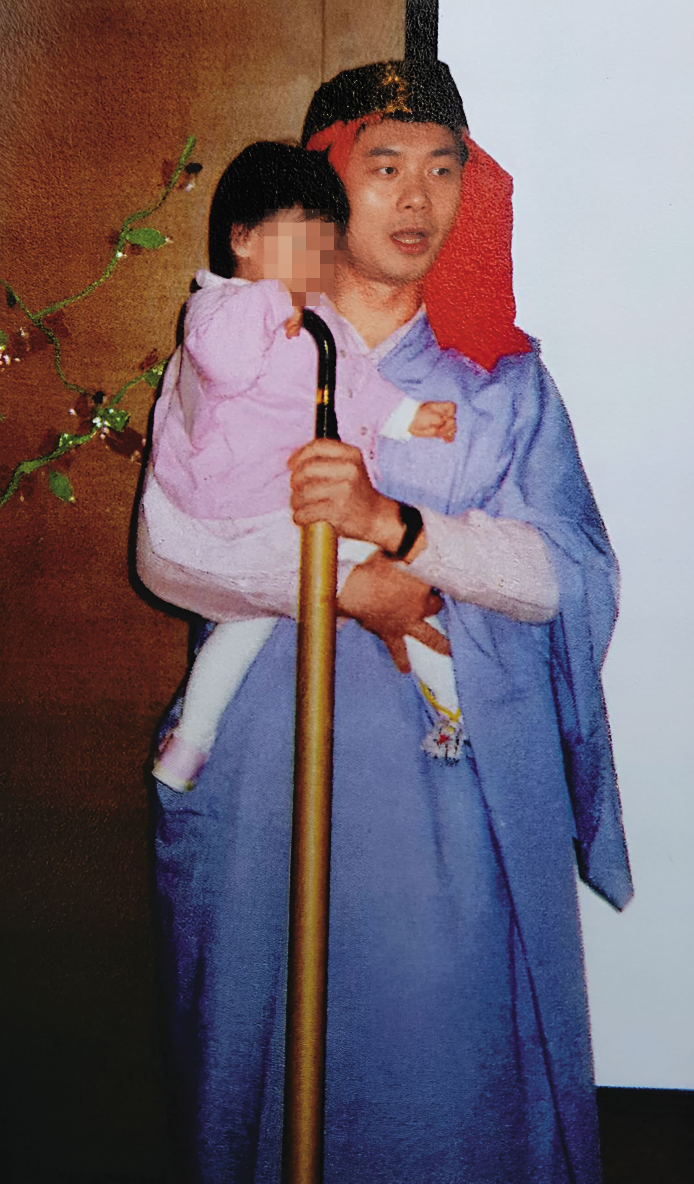 諸慶恩2003年遭司法追殺而冤死僅37歲，當時女兒僅1歲與4歲。（讀者提供）