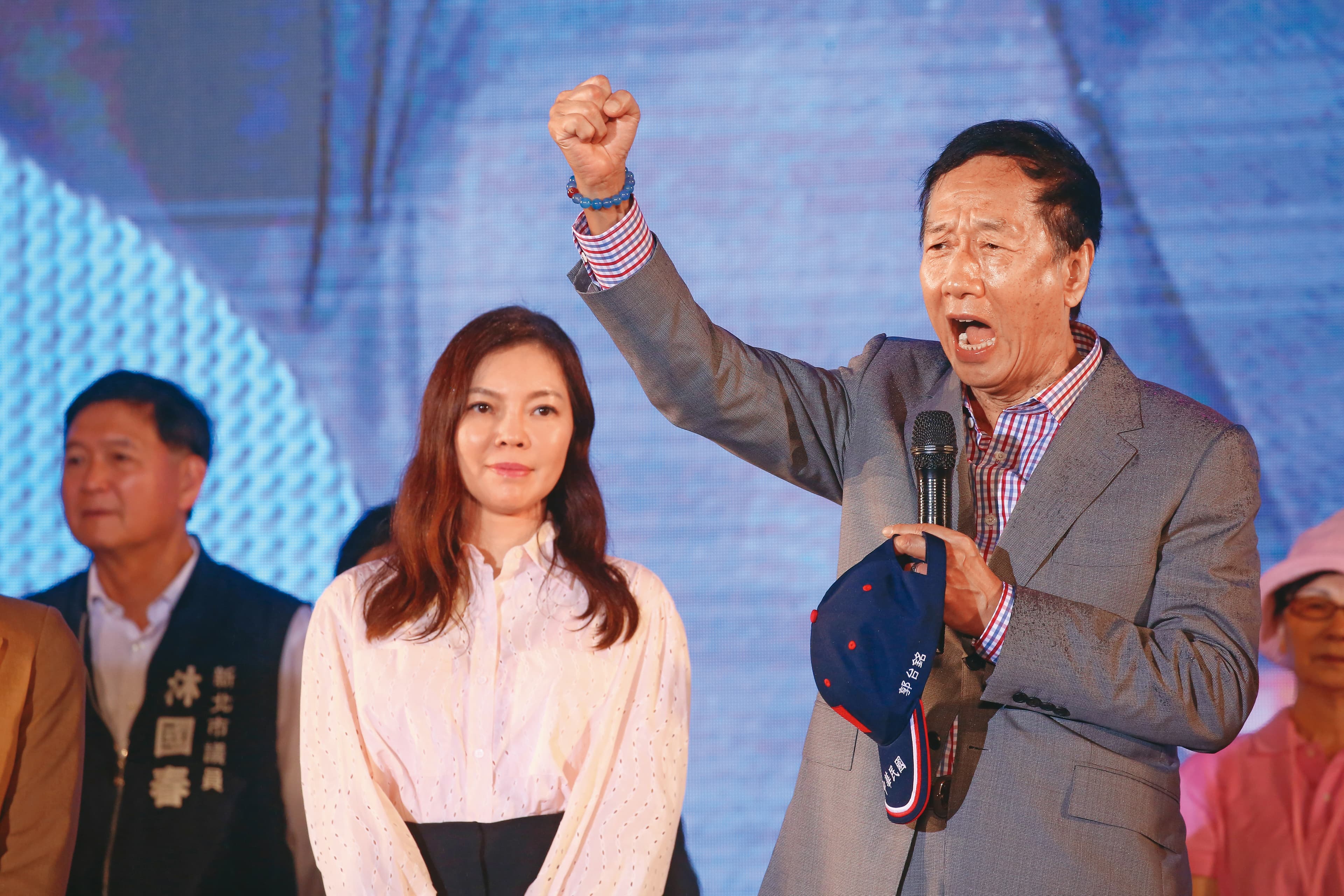 2023年郭台銘(右)爭取國民黨徵召,在新北造勢活動高舉拳頭發言,曾馨瑩(左)以夫人身分陪同站台。