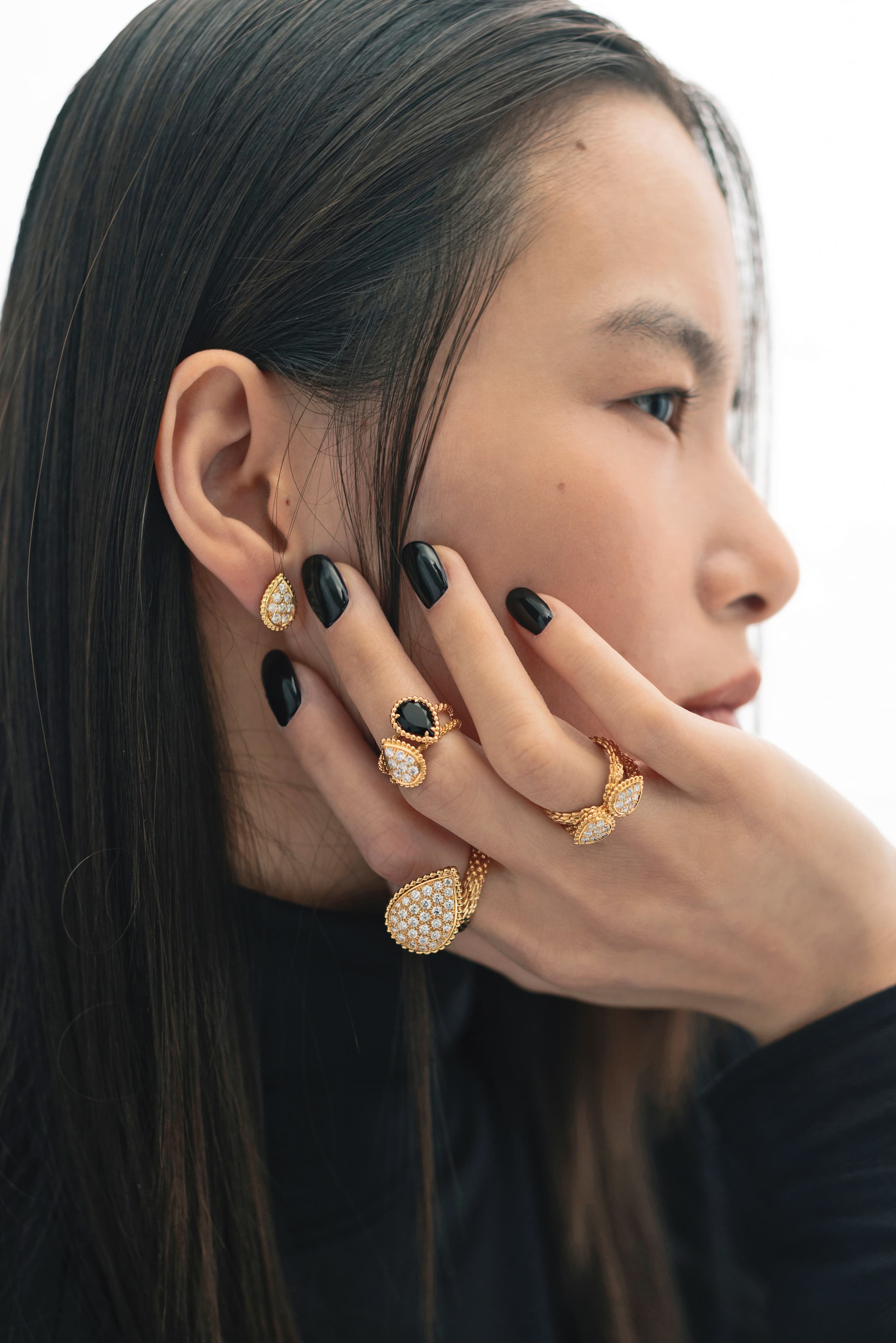 Serpent Bohème系列耳環 NT$266,000 by Boucheron／（左）Serpent Bohème系列戒指 NT$848,000 by Boucheron／（中上）Serpent Bohème系列戒指 NT$75,000 by Boucheron／（中下）Serpent Bohème系列戒指 NT$173,000 by Boucheron／（右）Serpent Bohème系列戒指NT$234,000 by Boucheron／黑色高領衫 價格店洽 by Gucci