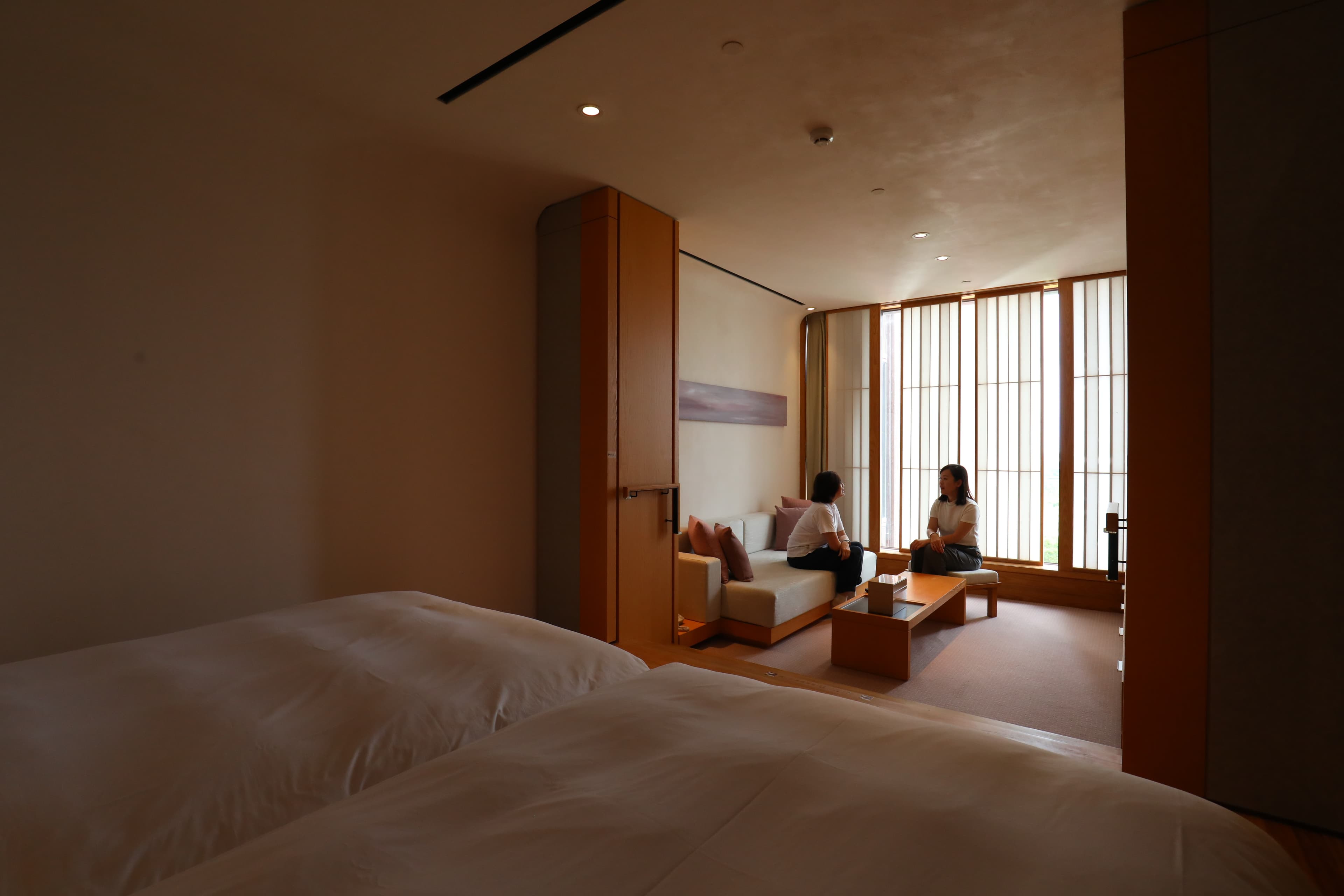 洋式標準套房將睡眠與休閒空間分開,功能十分完整。