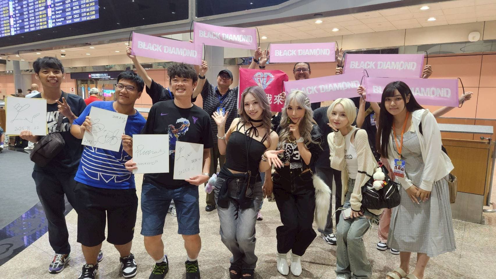 BLACK DIAMOND 女優廣瀨里緒菜、佐山愛、與霜月瑠奈今(22日)抵台即有粉絲熱情接機。(無限暢通娛樂提供)