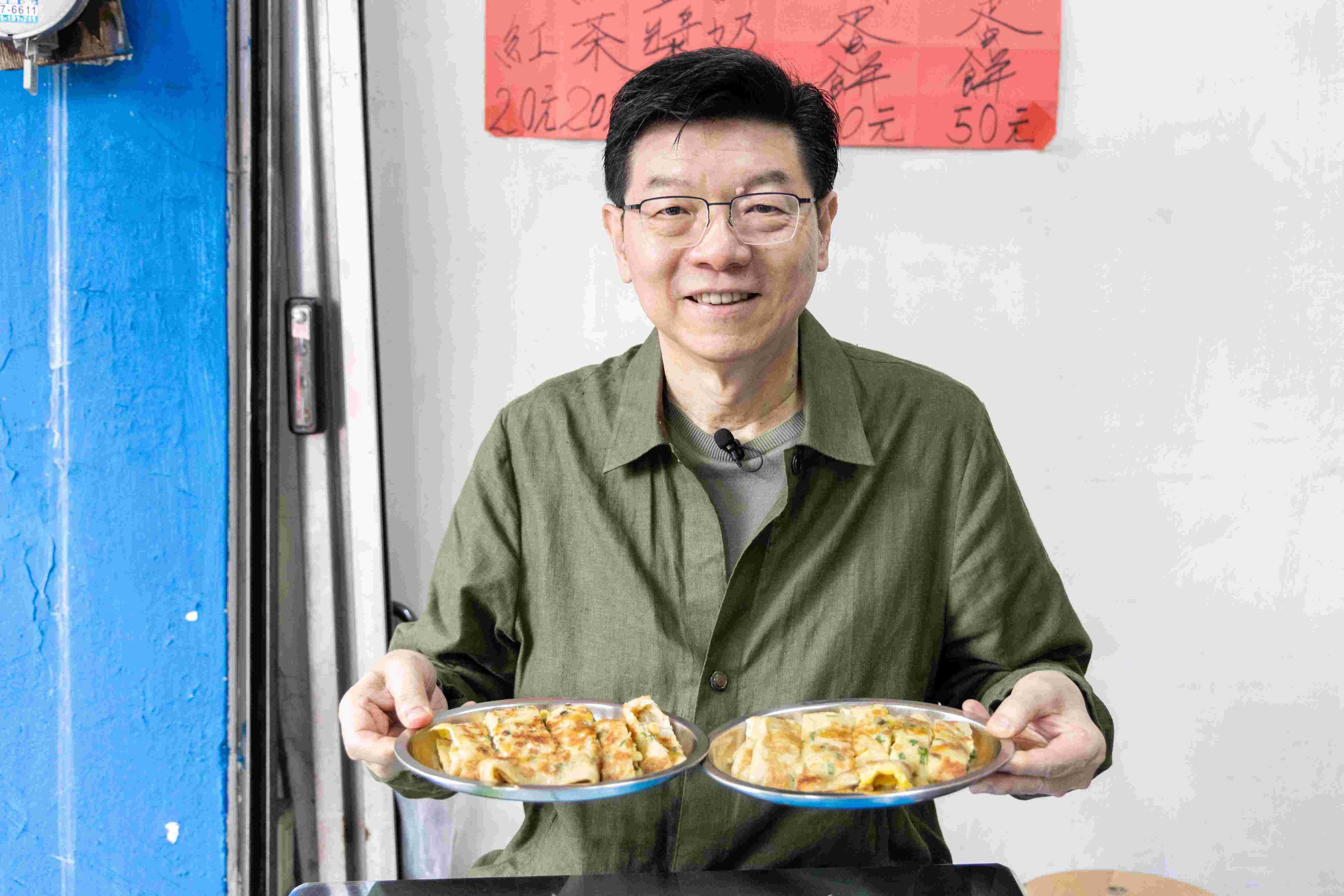 裴社長在桃園南門市場旁的文化街,一次品嘗兩種麵糊蛋餅。