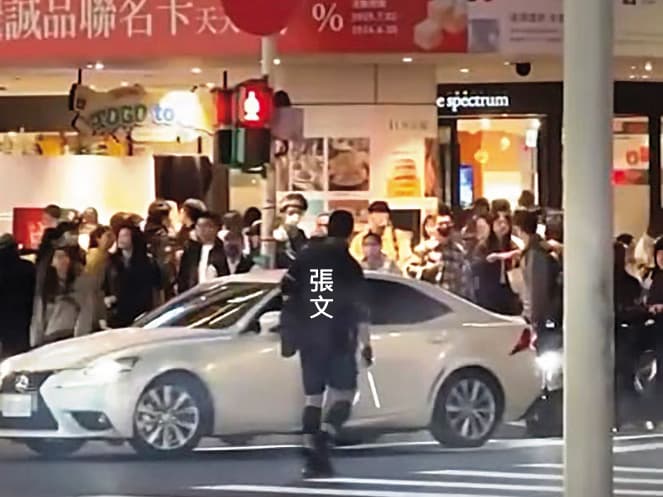 張文在捷運中山站商圈丟擲煙霧彈後,走向誠品南西店揮刀砍人。(畫面來源:Ijj__.215Threads)