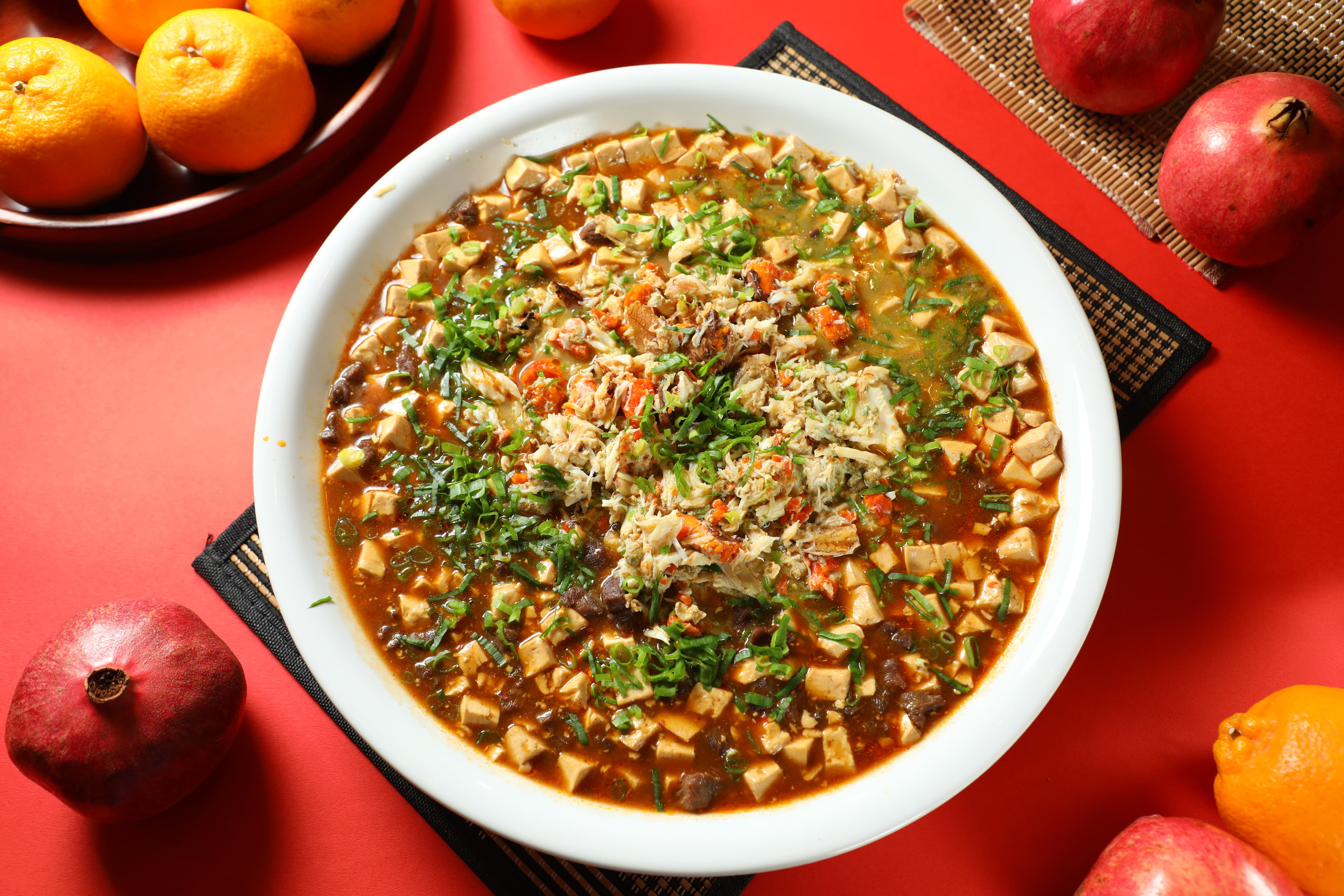 堪稱海陸大餐的「蟹黃菲力麻婆豆腐」是近來新興的宴客菜,用來做年菜也很受歡迎。