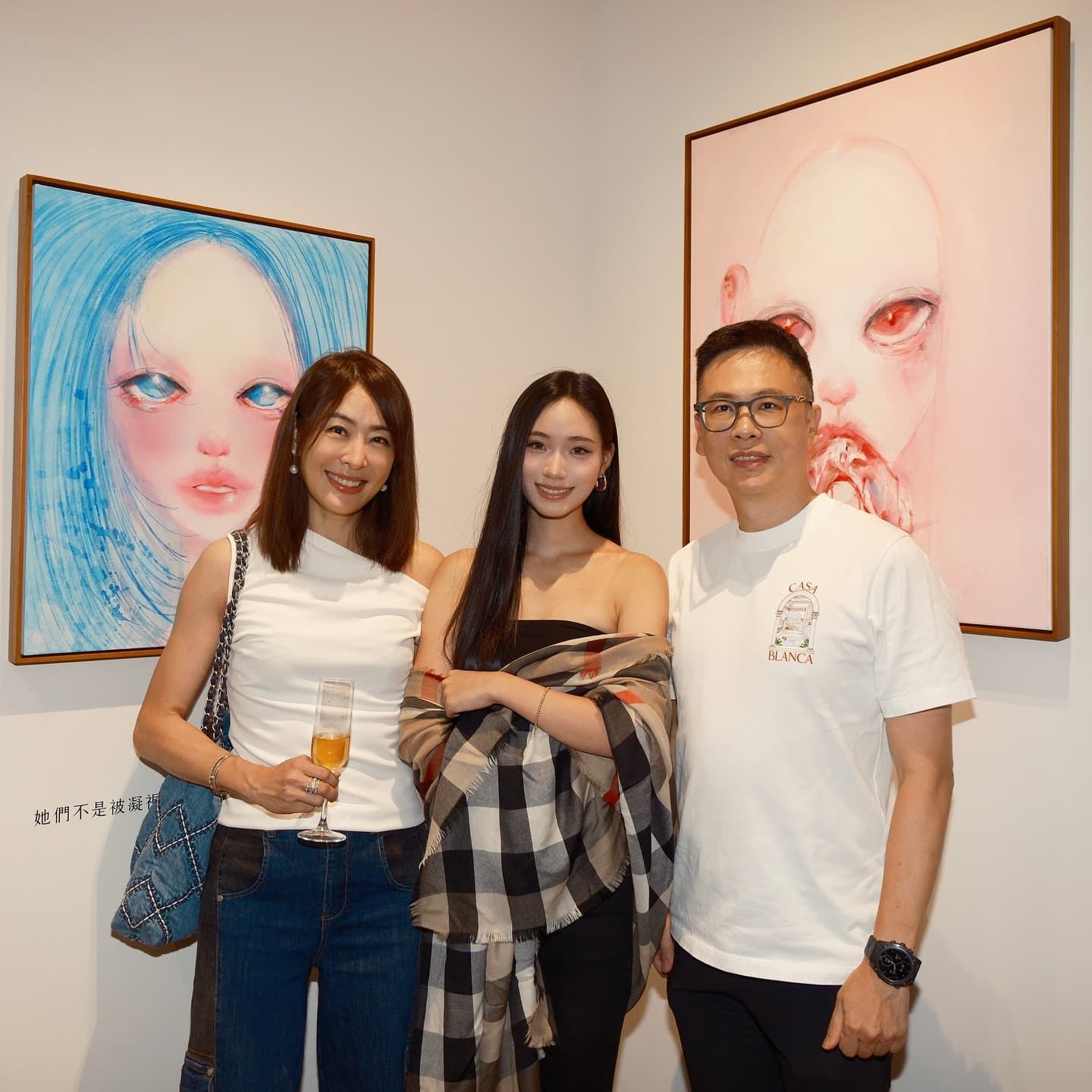 賈永婕與丈夫王兆杰去看Lily畫展,一同合影。(翻攝賈永婕臉書)