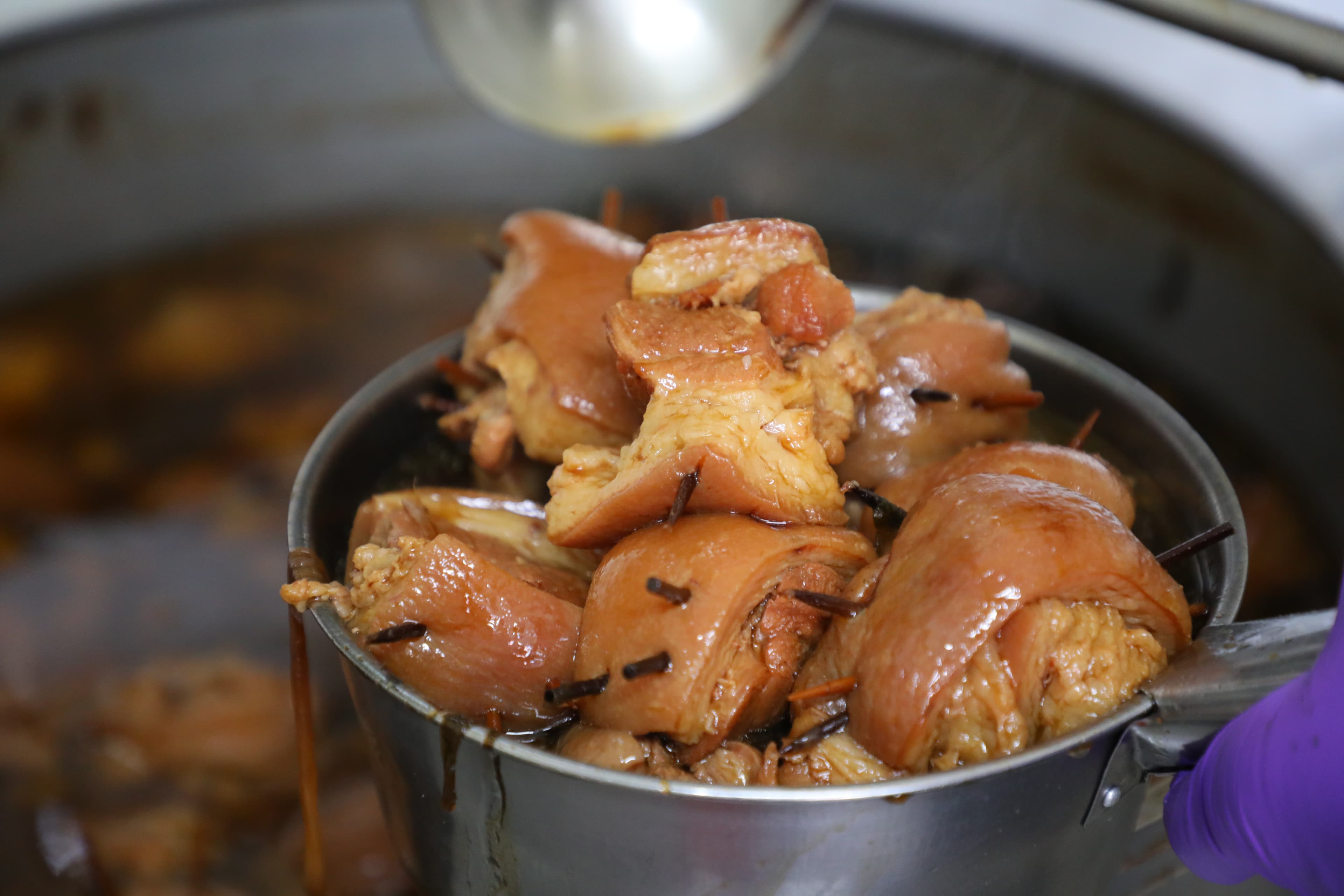 鍋裡的爌肉可以任挑肥瘦或特定部位。