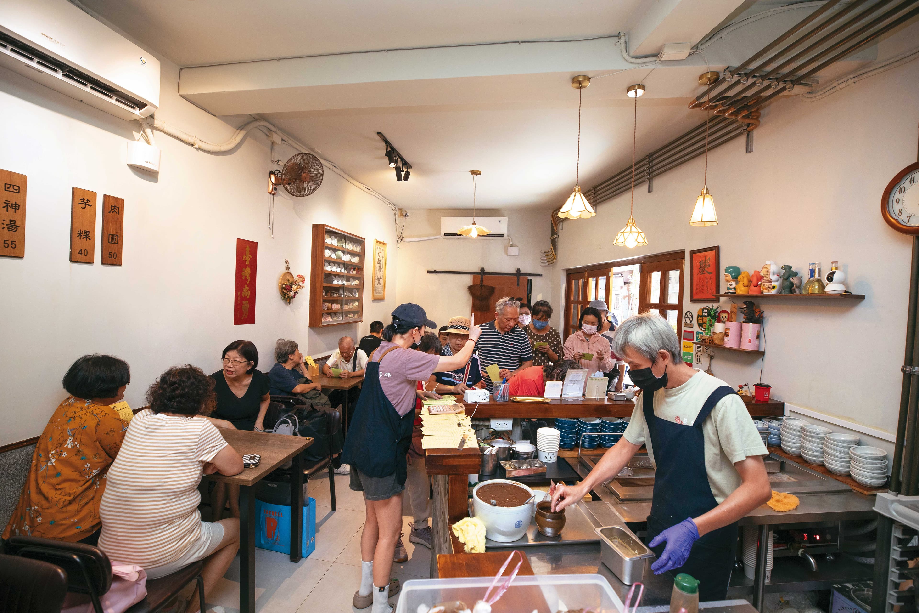 老店有米其林增添光彩,接近中午時刻,一開門立刻滿座。