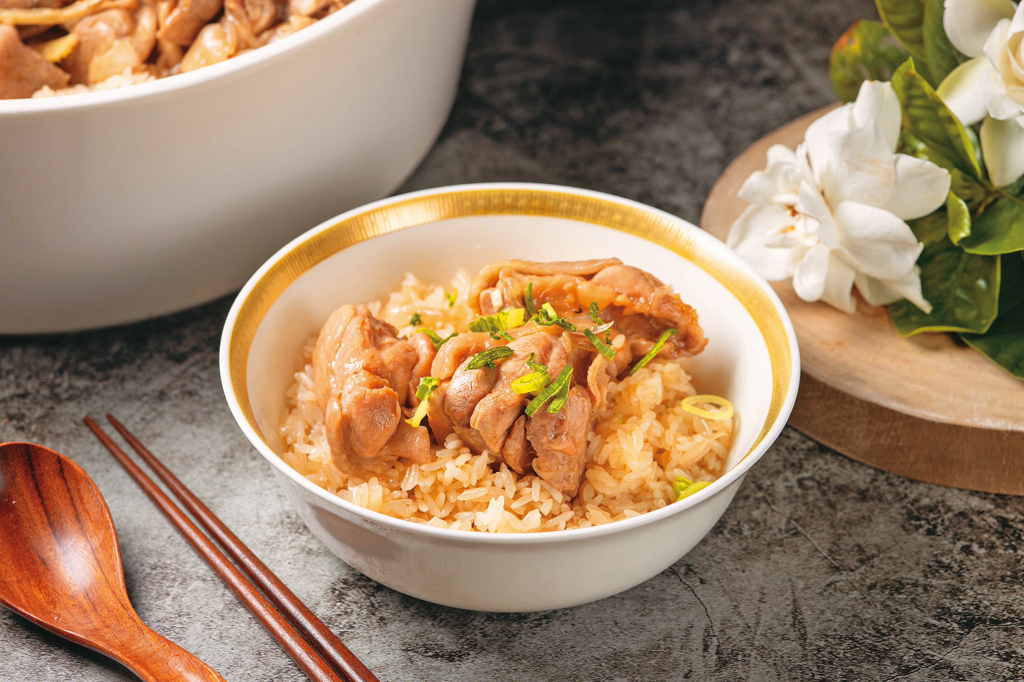 吟松閣版的「麻油雞飯」用的是長糯米,做法簡單,用電鍋也能完成。