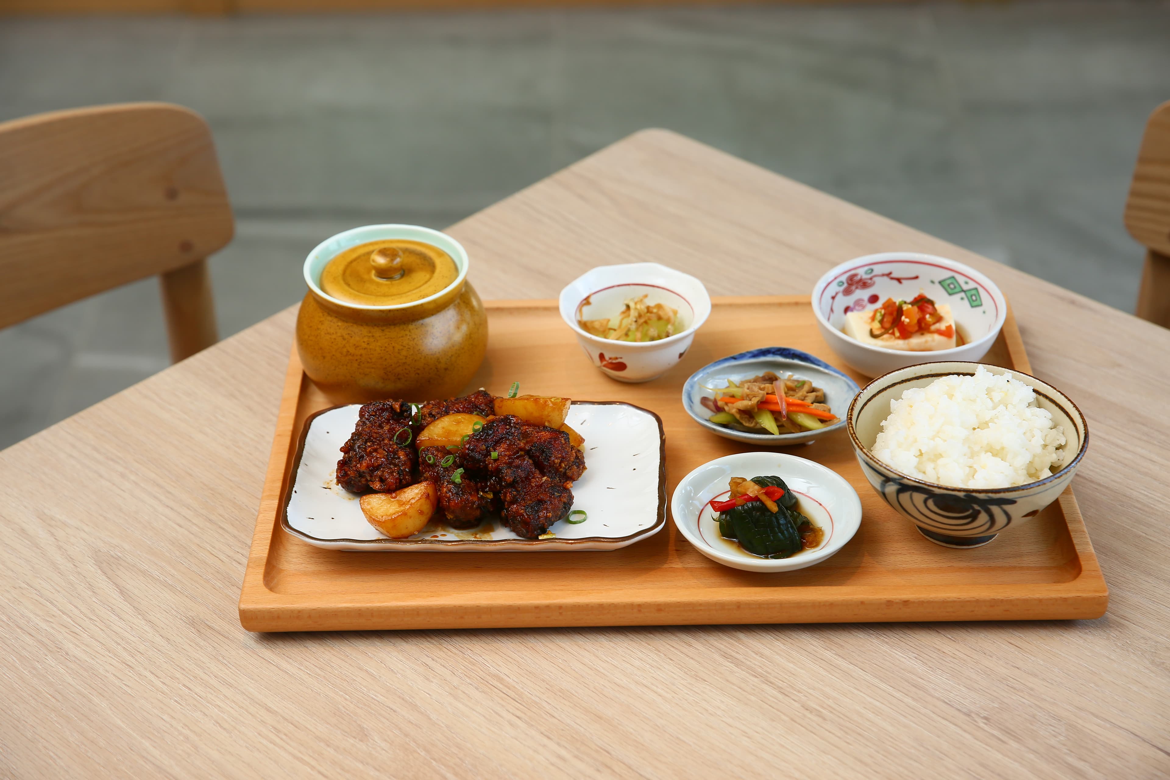 Two Tails提供台灣市場相對少見的「閩臺菜」作為餐廳主打,以套餐形式呈現。(福州糟香醉排骨580元/套)
