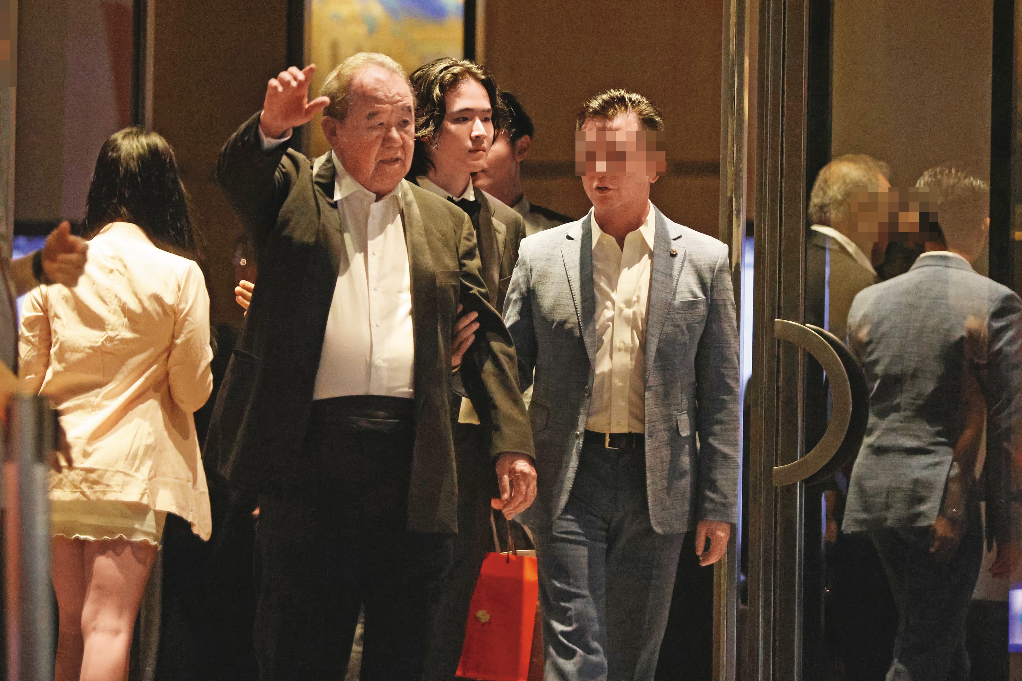 當時婚禮，徐莉玲先生林伯實（左）、及同母異父的二兒子林佳翰（中）都出席。