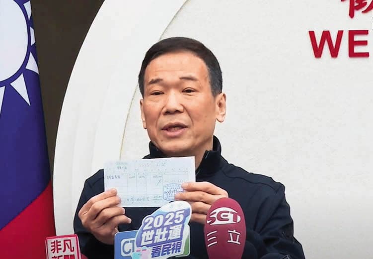 鍾小平(圖)稱修容組是傅崐萁送的,後來改口是買的,並提出發票為憑,檢調仍懷疑有鬼,正全力追查中。(鏡新聞提供)