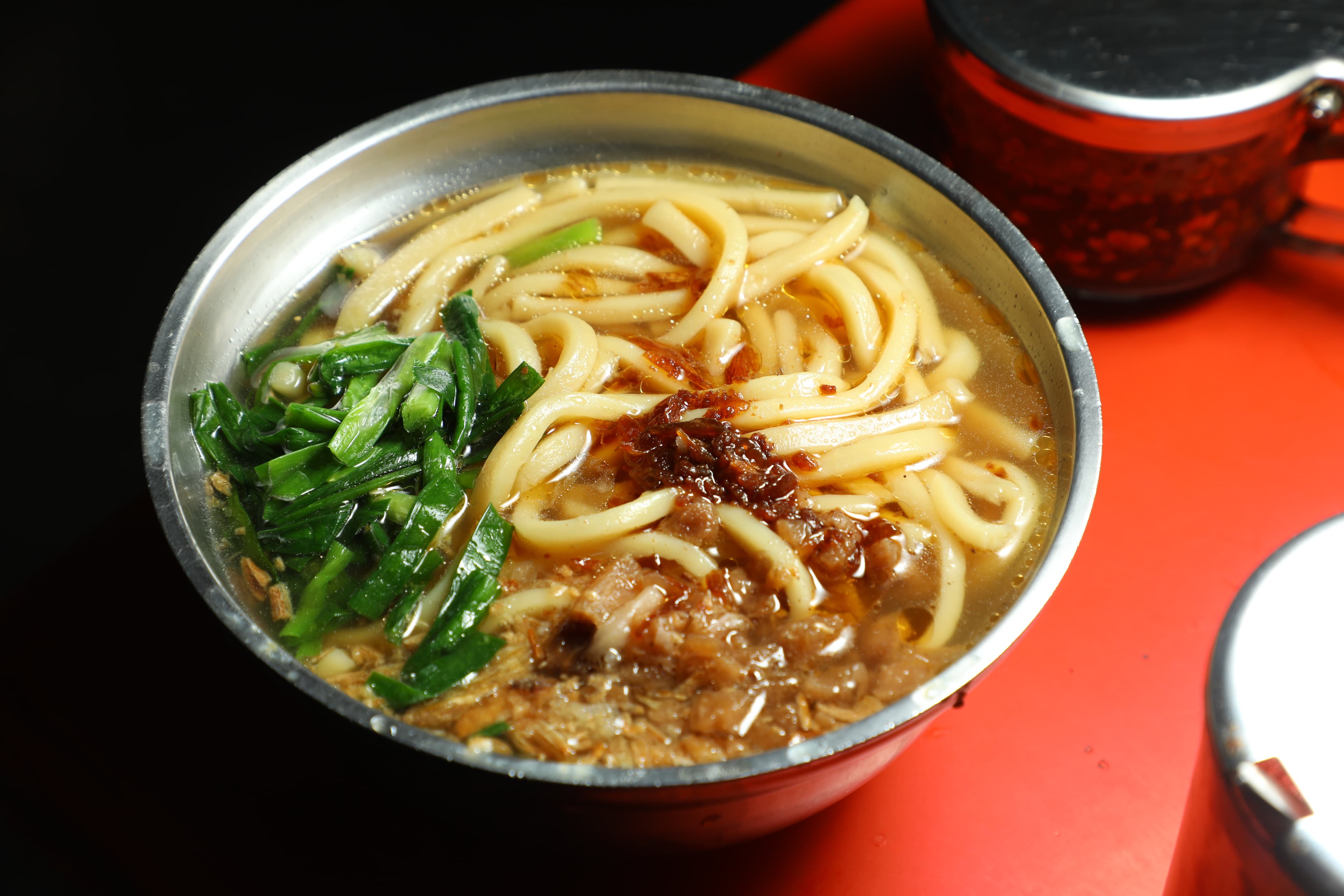 這碗「大麵羹」麵條軟滑，加上韭菜、油蔥和菜脯添味，滋味其實沒有想像中的怪。（40元／碗）