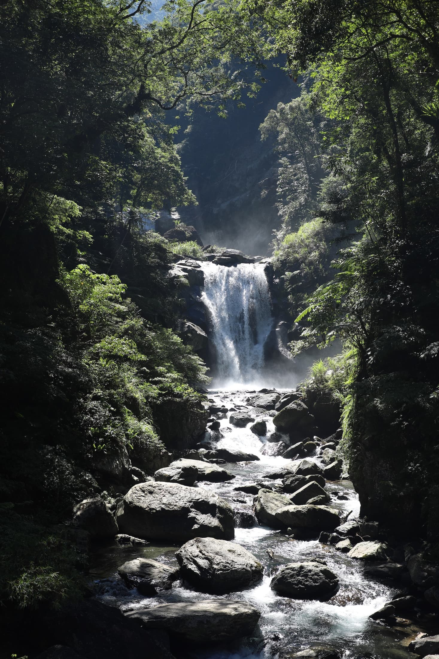 內洞瀑布磅礴水流沿著層層岩壁傾瀉,滿天水霧在陽光折射下,展現晶瑩光影。