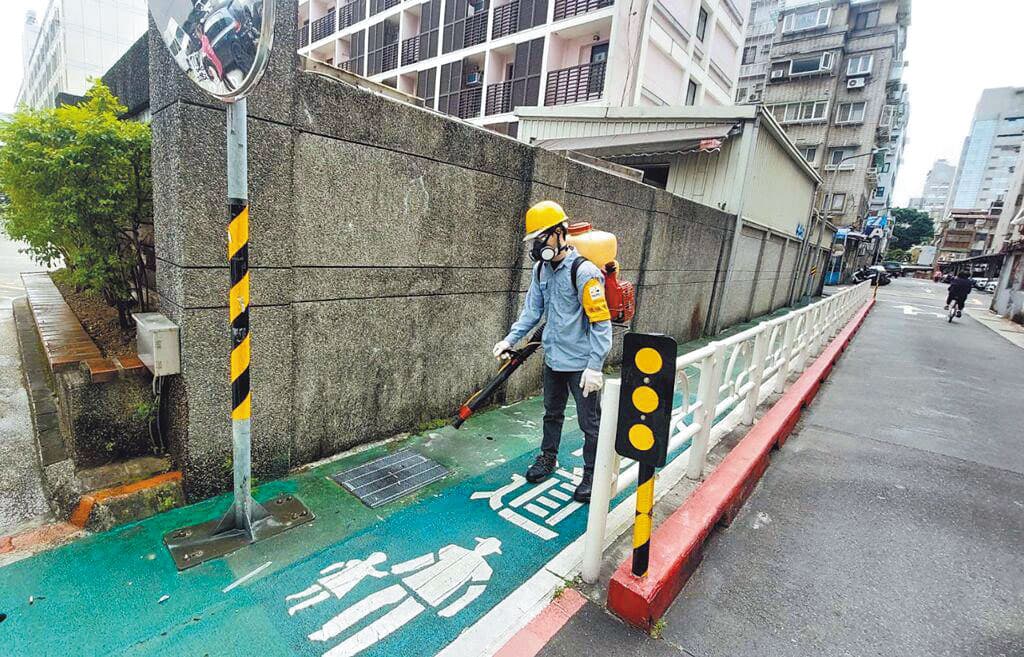 台北市一名老翁因漢他病毒死亡,衛生局隨即展開清消。(台北市衛生局提供)