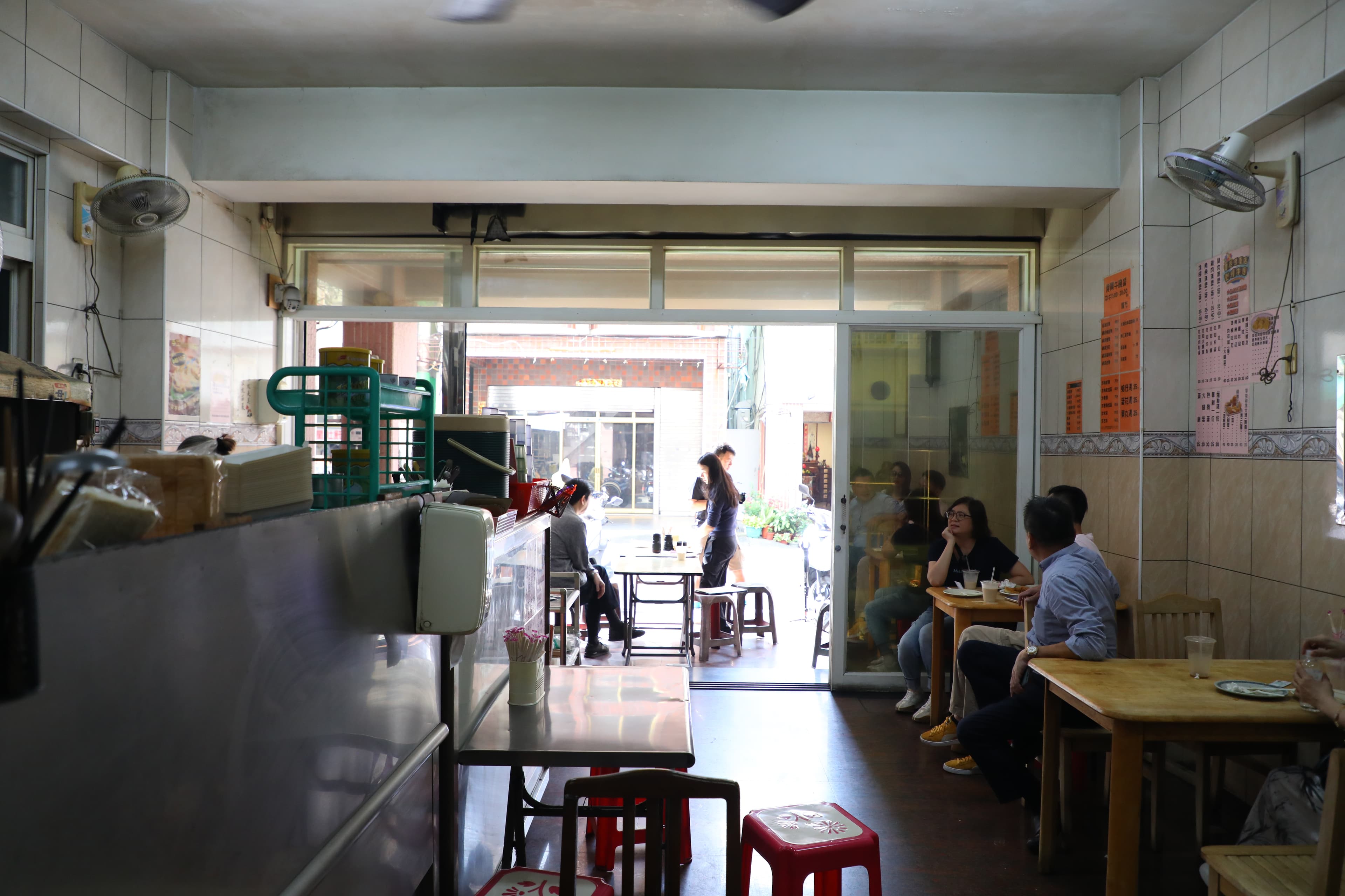 用餐空間非常樸素,就是尋常街角早餐店的模樣。