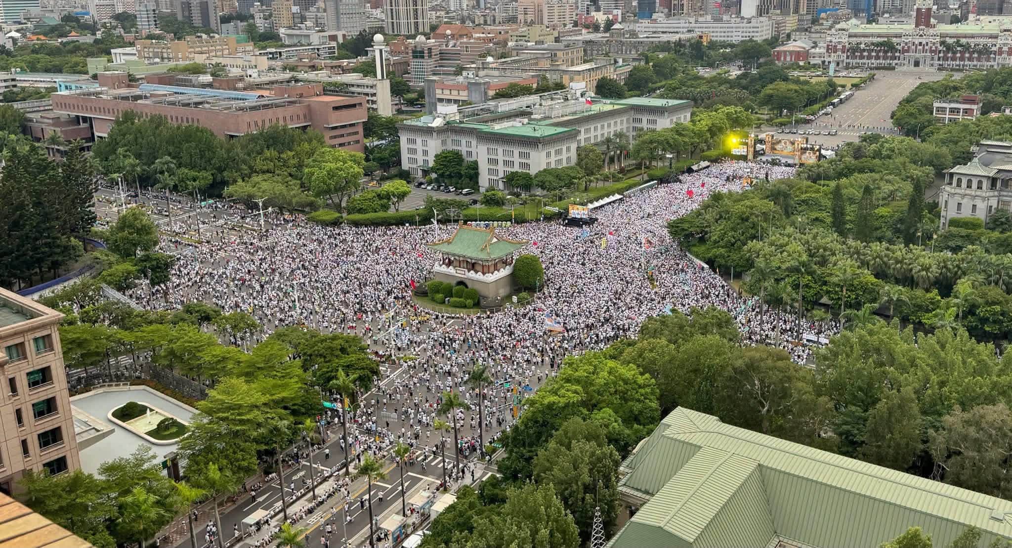 國民黨今晚於凱道舉辦「我是人,我反毒台」集會。(翻攝自臉書@國民黨立法院黨團)