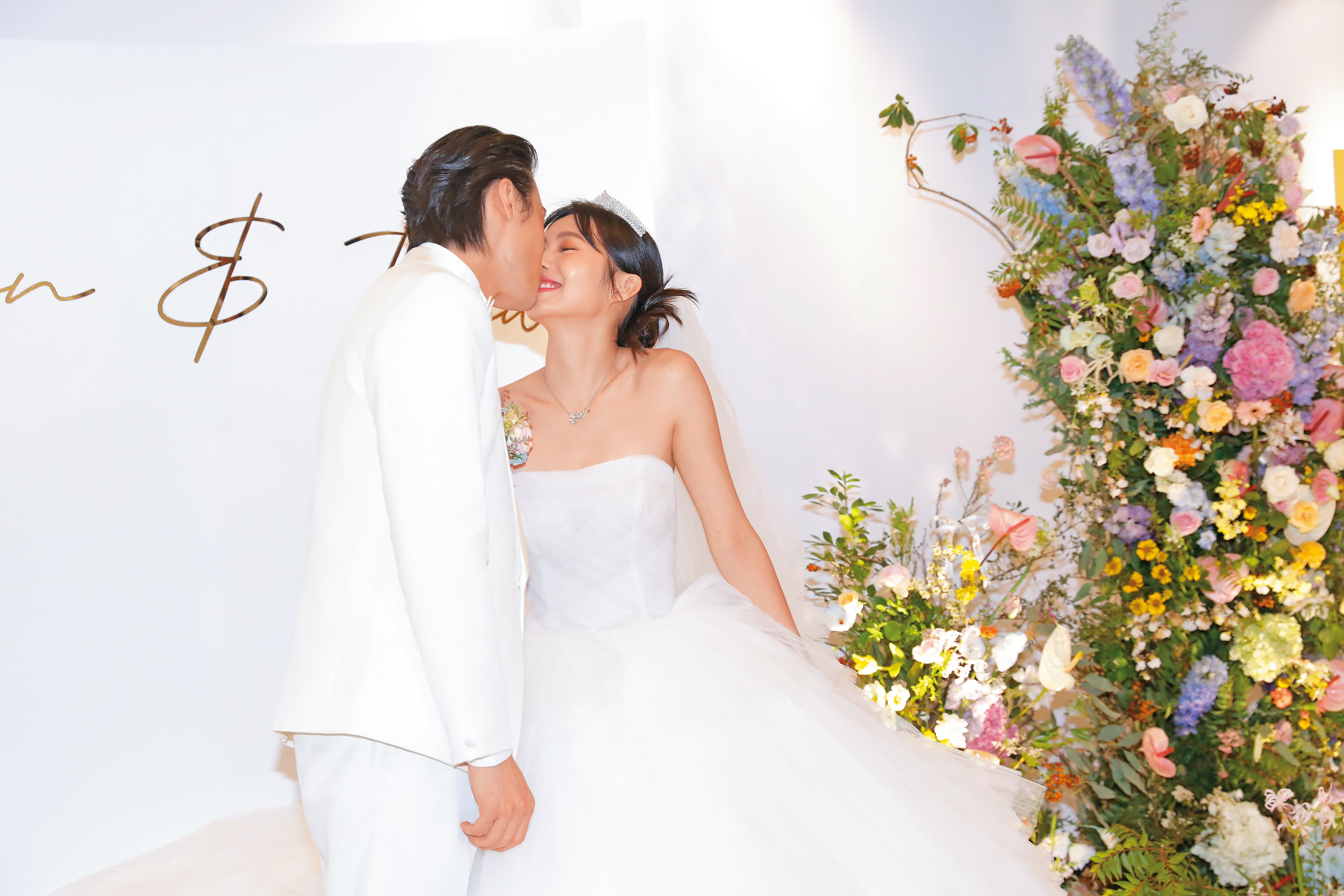 簡廷芮(右)2023年和小開賴冠儒(左)舉辦盛大婚禮,眾多演藝圈友人都出席。